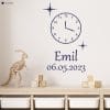 Auf dem Bild ist das Produkt: Wandtattoo Ergänzung Uhr In diesen Momenten stand unsere Zeit kurz still personalisiert Namen Datum Familientattoo Wandsticker Erinnerungen zum Preis von €11.90 abgebildet.