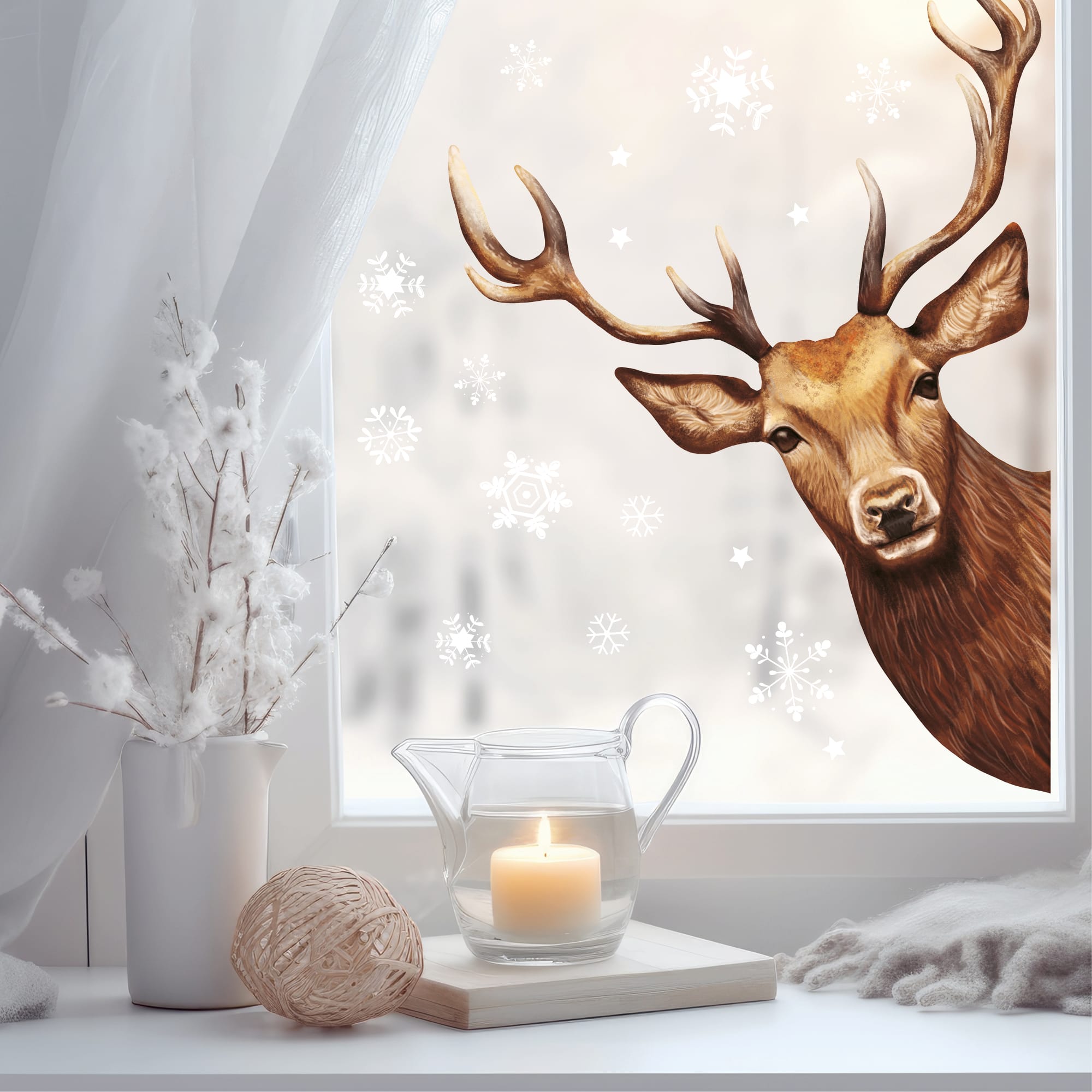 Auf dem Bild ist das Produkt: Fensterbild reinschauender Hirsch Rotwild Wild Schneeflocken Winter winterlicher Fensteraufkleber Fensterdeko Winterdeko wiederverwendbar zum Preis von €13.90 abgebildet.