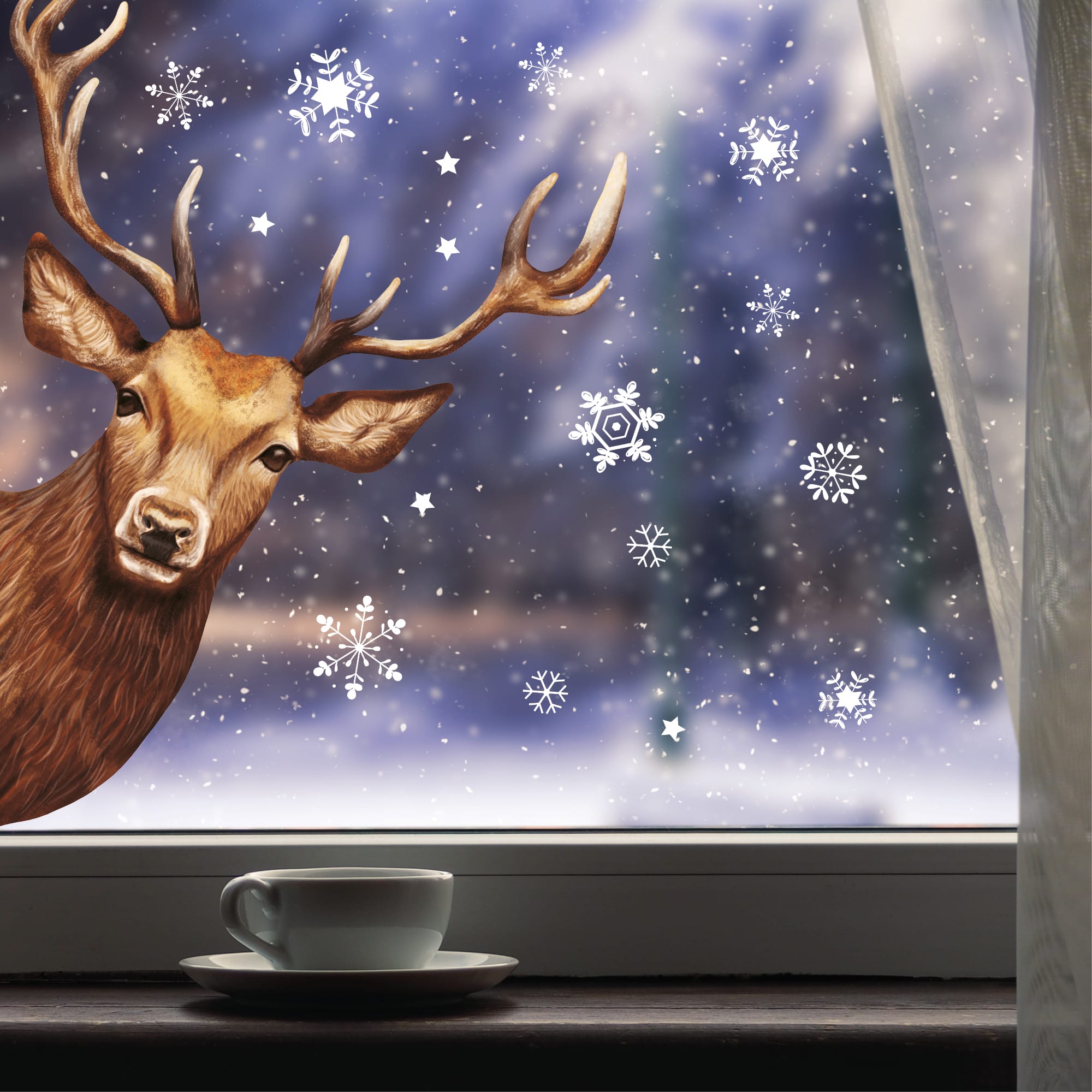 Auf dem Bild ist das Produkt: Fensterbild reinschauender Hirsch Rotwild Wild Schneeflocken Winter winterlicher Fensteraufkleber Fensterdeko Winterdeko wiederverwendbar zum Preis von €13.90 abgebildet.