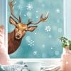 Auf dem Bild ist das Produkt: Fensterbild reinschauender Hirsch Rotwild Wild Schneeflocken Winter winterlicher Fensteraufkleber Fensterdeko Winterdeko wiederverwendbar zum Preis von €13.90 abgebildet.