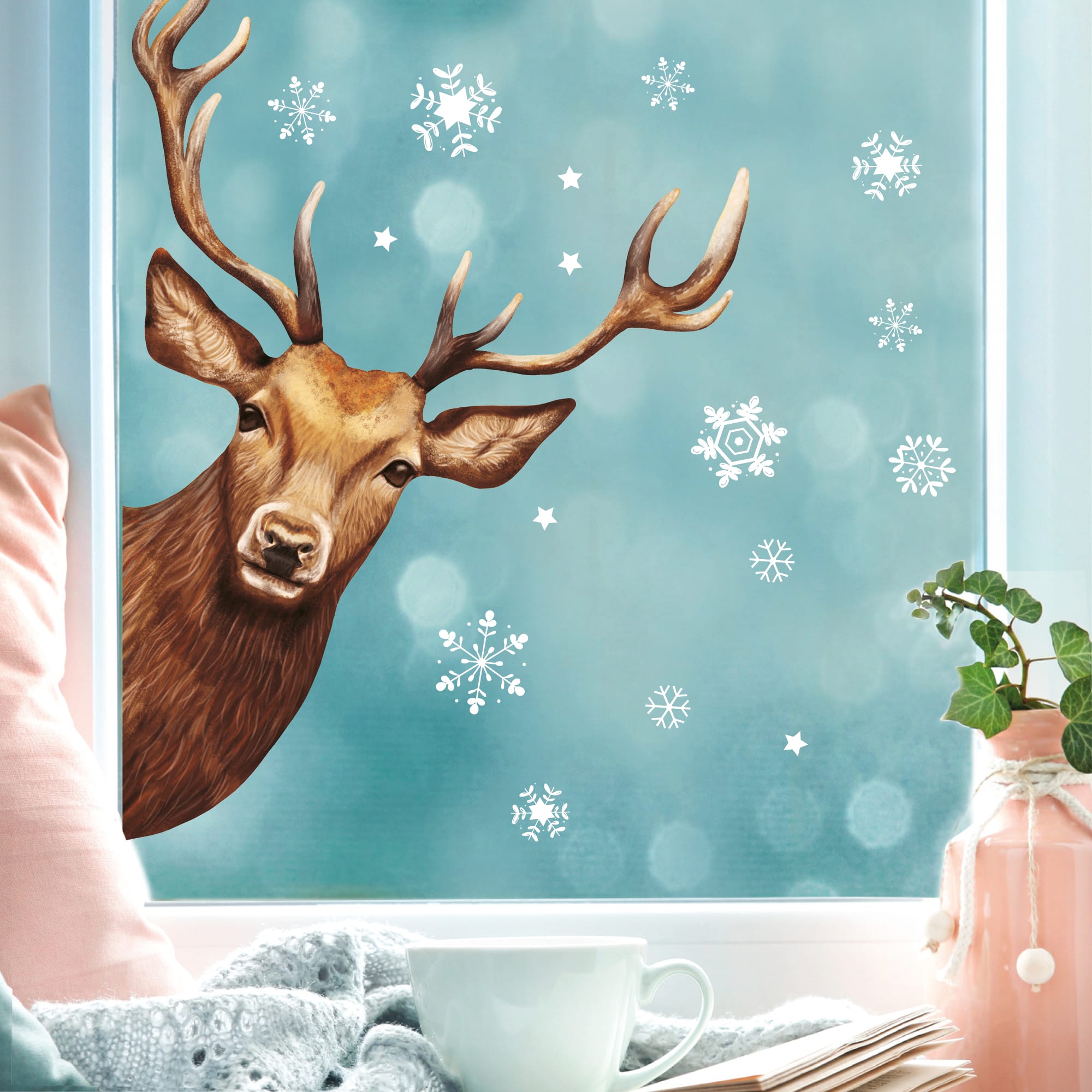 Auf dem Bild ist das Produkt: Fensterbild reinschauender Hirsch Rotwild Wild Schneeflocken Winter winterlicher Fensteraufkleber Fensterdeko Winterdeko wiederverwendbar zum Preis von €13.90 abgebildet.