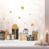 Auf dem Bild ist das Produkt: Fensterbild Weihnachten Geschenke Set mit Sterne schwarz goldähnlich minimalistisch Fensteraufkleber Weihnachtsdekoration wiederverwendbar zum Preis von €13.9 abgebildet.