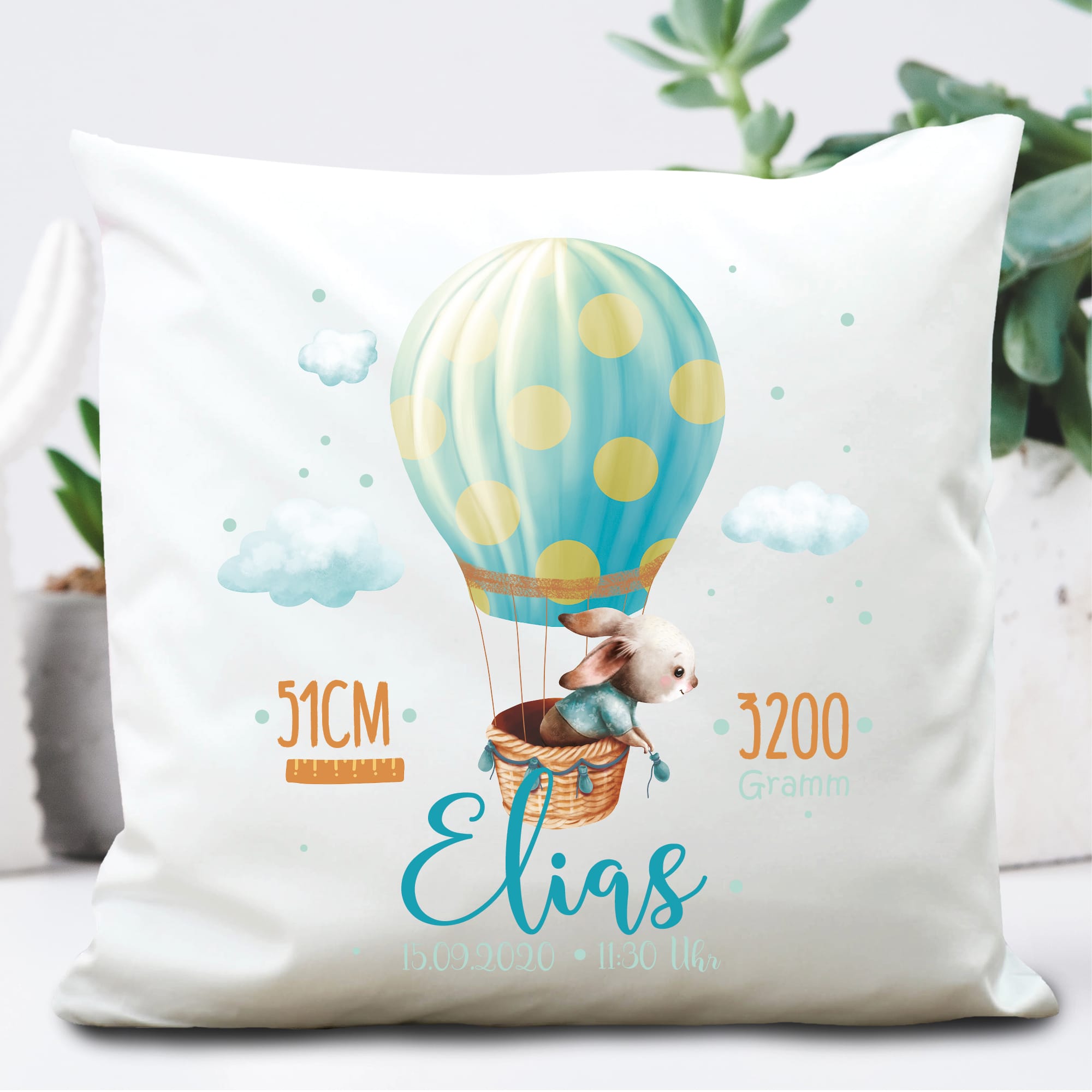 Auf dem Bild ist das Produkt: Kissen Geburt Hase im Heißluftballon, Geschenk zur Geburt personalisiertes Geburtskissen zum Preis von €16.90 abgebildet.