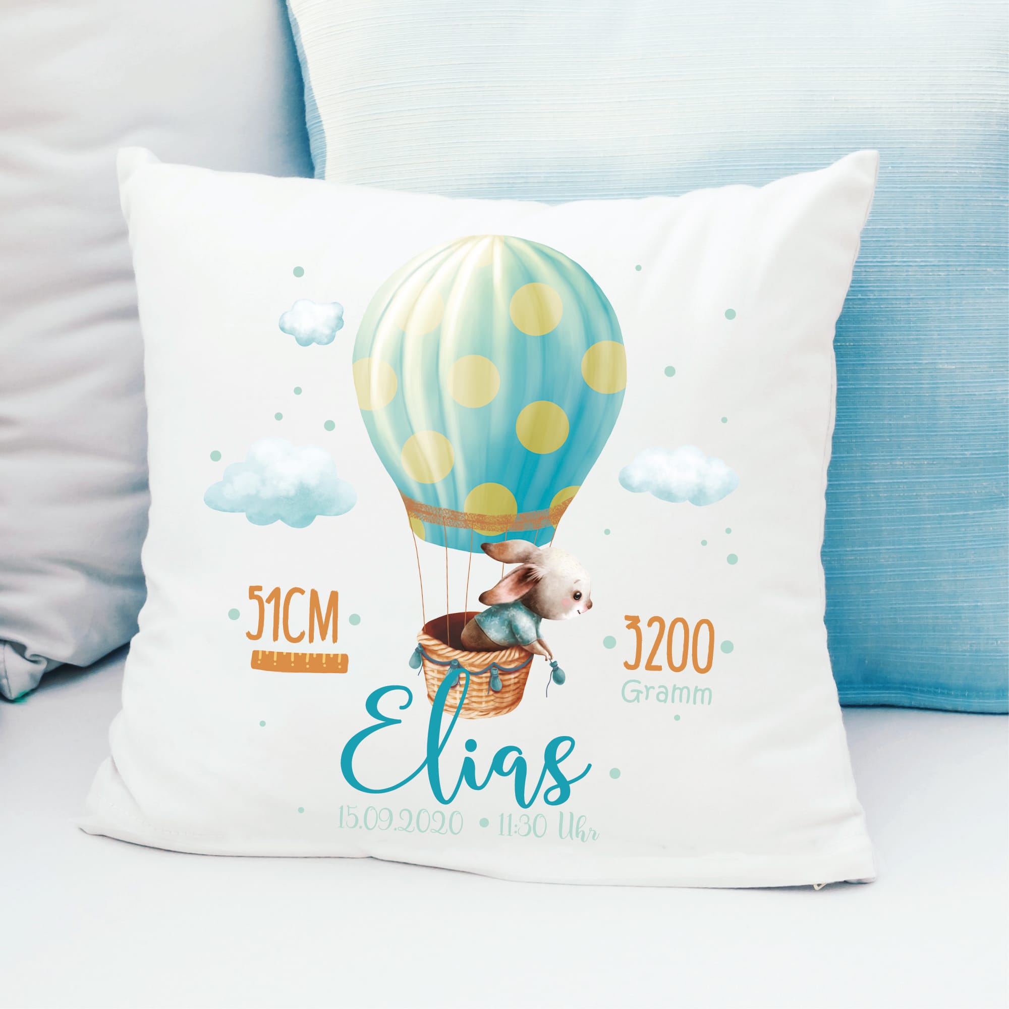 Auf dem Bild ist das Produkt: Kissen Geburt Hase im Heißluftballon, Geschenk zur Geburt personalisiertes Geburtskissen zum Preis von €16.90 abgebildet.