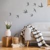 Auf dem Bild ist das Produkt: Wandtattoo fliegende Schwalben Vögel Schwarm Dekoration Wohnzimmer Wandgestaltung Wandaufkleber zum Preis von €14.90 abgebildet.