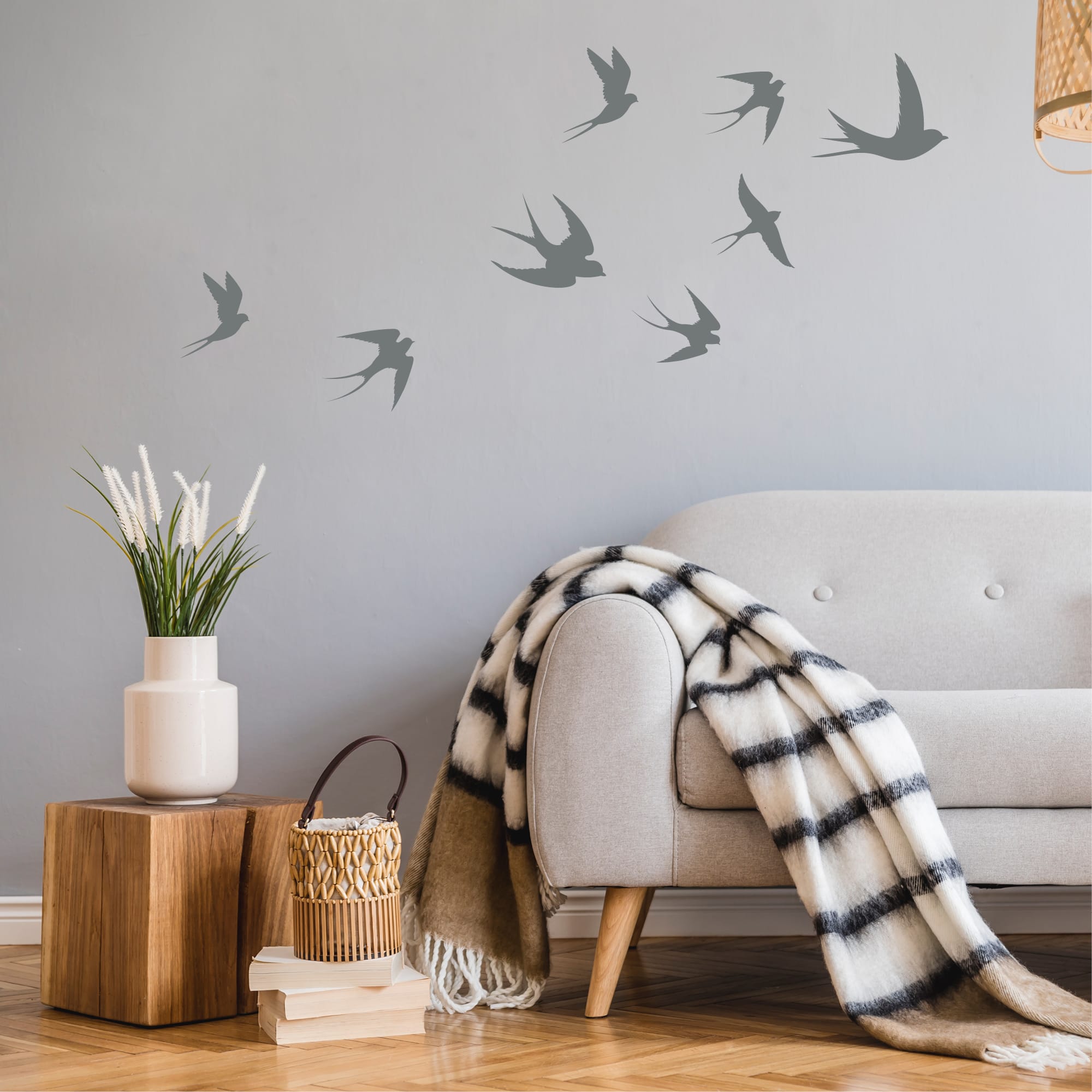 Auf dem Bild ist das Produkt: Wandtattoo fliegende Schwalben Vögel Schwarm Dekoration Wohnzimmer Wandgestaltung Wandaufkleber zum Preis von €14.90 abgebildet.