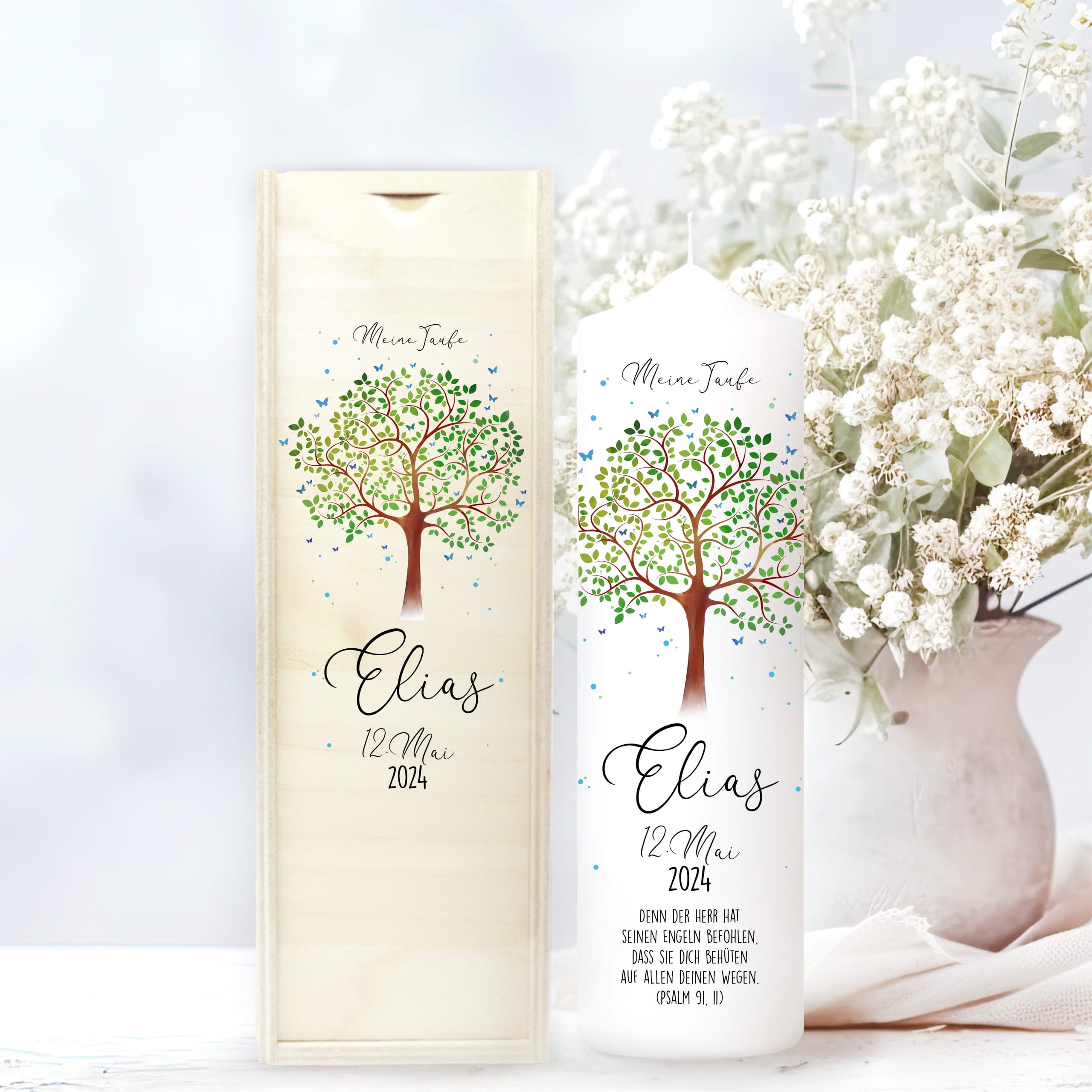 Auf dem Bild ist das Produkt: Taufkerze Junge Mädchen Baum Lebensbaum Schmetterlinge bedruckt mit Namen, Datum und Taufspruch zum Preis von €5.90 abgebildet.