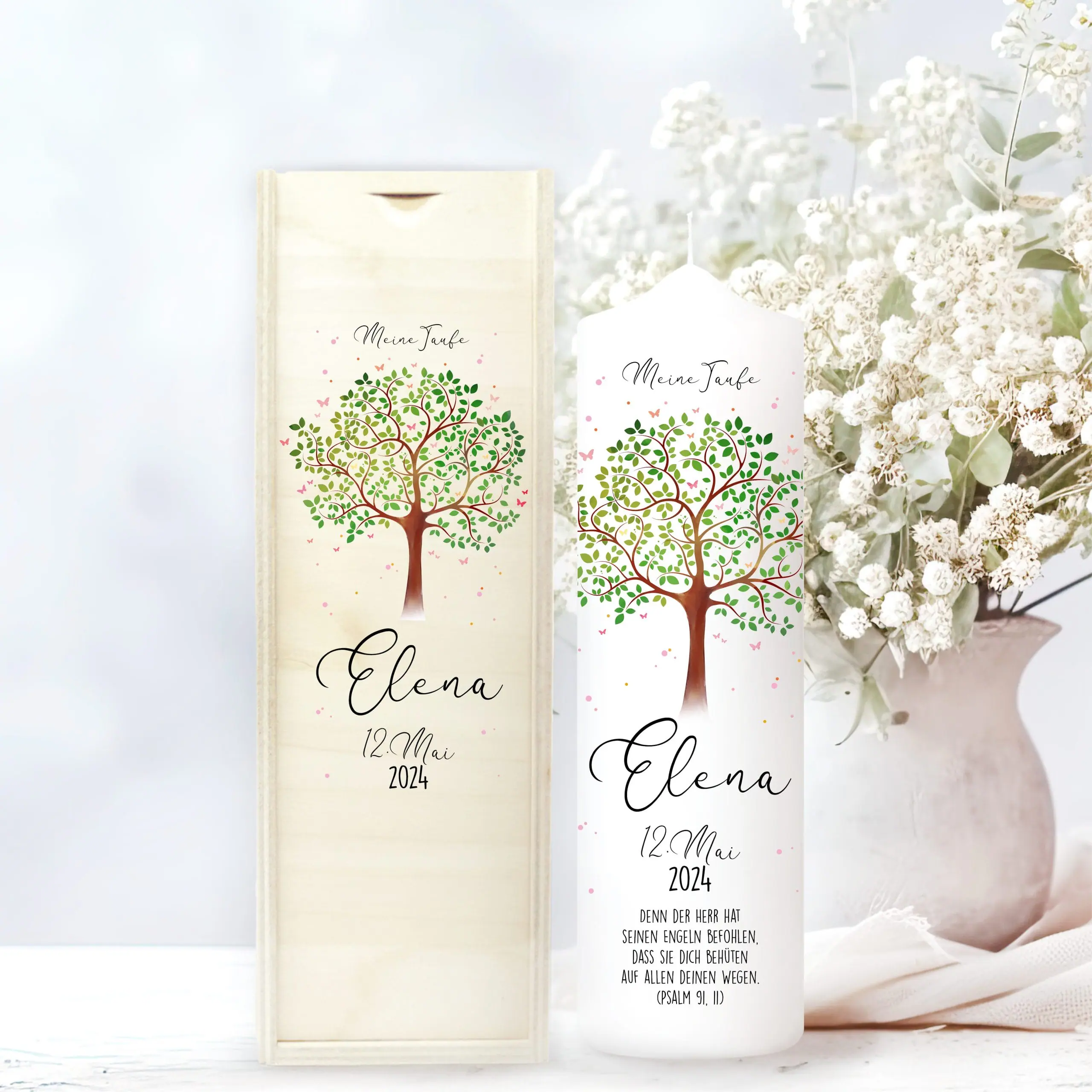 Auf dem Bild ist das Produkt: Taufkerze Junge Mädchen Baum Lebensbaum Schmetterlinge bedruckt mit Namen, Datum und Taufspruch zum Preis von €6.40 abgebildet.