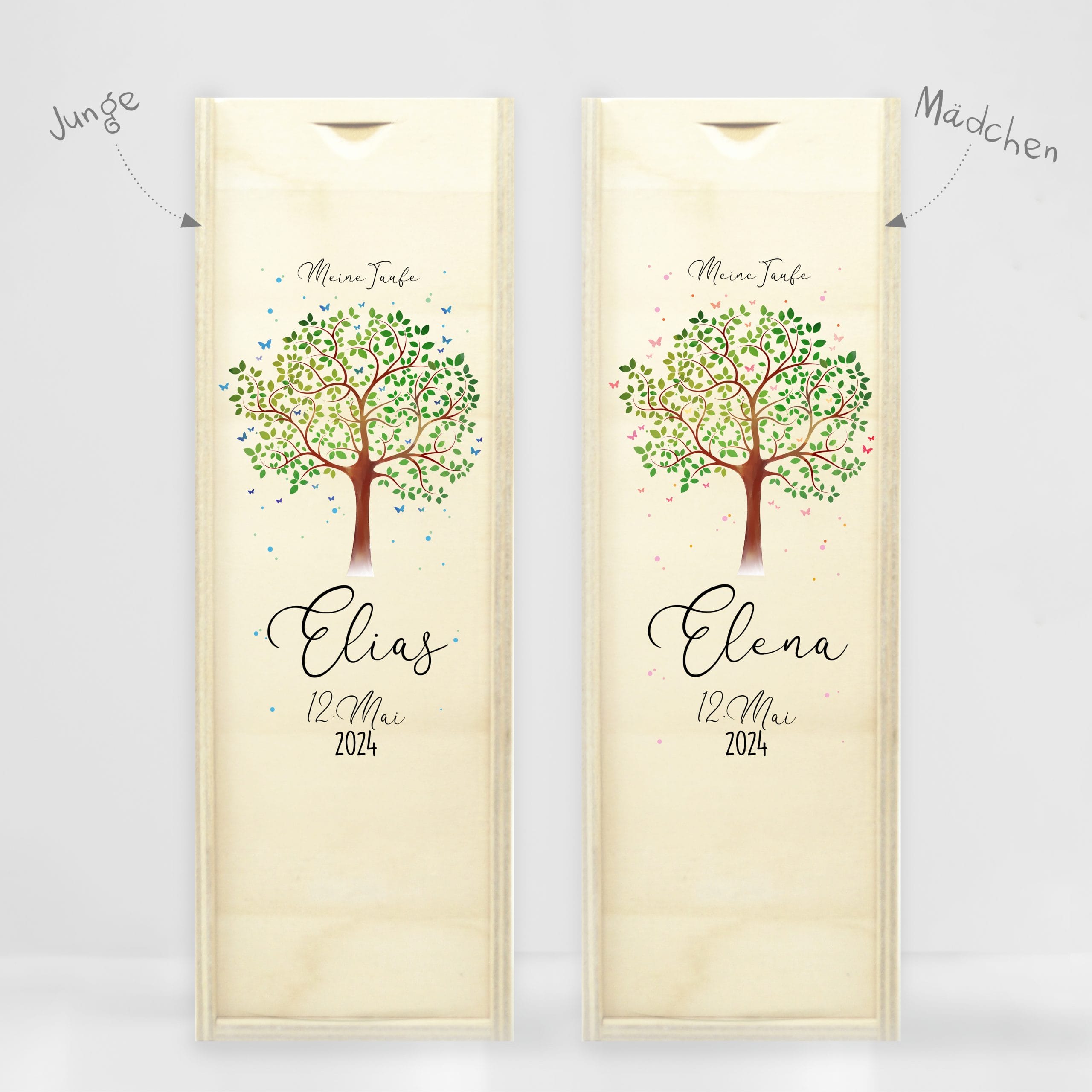 Auf dem Bild ist das Produkt: Taufkerze Junge Mädchen Baum Lebensbaum Schmetterlinge bedruckt mit Namen, Datum und Taufspruch zum Preis von €5.90 abgebildet.