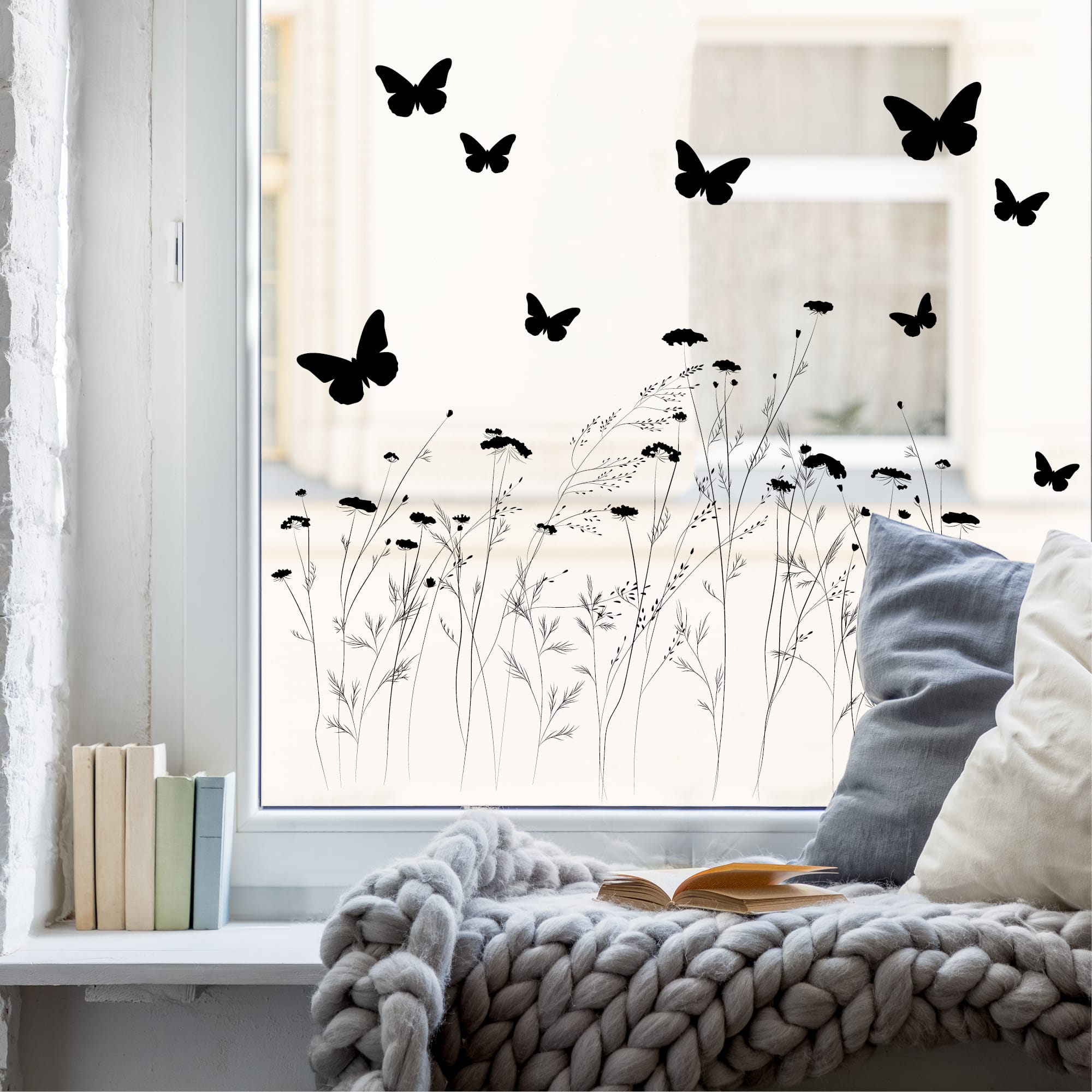 Auf dem Bild ist das Produkt: Fensterbild Wildblumen Frühling zarte Blumen Wildblumenfeld Blumenwiese Fensterdeko Wiederverwendbar Fensterfolie Schmetterlinge zum Preis von €13.90 abgebildet.