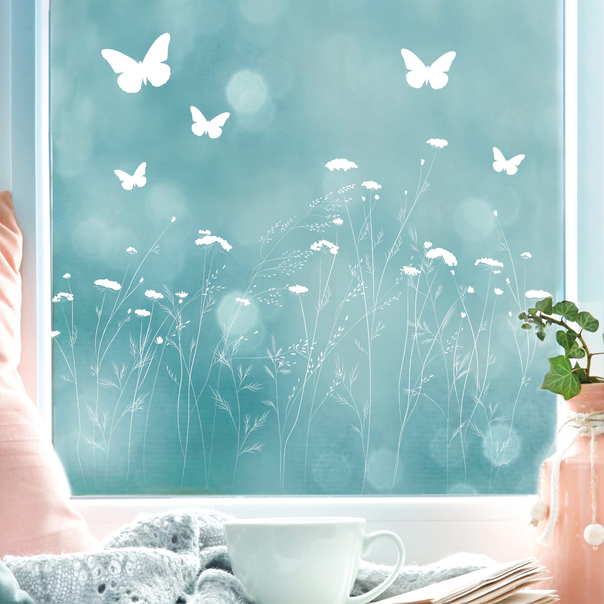 Auf dem Bild ist das Produkt: Fensterbild Wildblumen Frühling zarte Blumen Wildblumenfeld Blumenwiese Fensterdeko Wiederverwendbar Fensterfolie Schmetterlinge zum Preis von €13.90 abgebildet.