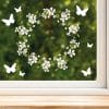 Auf dem Bild ist das Produkt: Fensterbild Blütenkranz weiß Schmetterlinge Blätter Frühling Fensteraufkleber Fensterdeko wiederverwendbare Eingang zum Preis von €13.9 abgebildet.