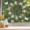 Auf dem Bild ist das Produkt: Fensterbild Blütenkranz weiß Schmetterlinge Blätter Frühling Fensteraufkleber Fensterdeko wiederverwendbare Eingang zum Preis von €13.9 abgebildet.