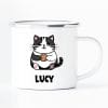 Auf dem Bild ist das Produkt: Campingbecher dicke Katze mit Wunschnamen lustige Katzentasse Emaille Keks Humor Geschenk Geburtstag zum Preis von €12.90 abgebildet.