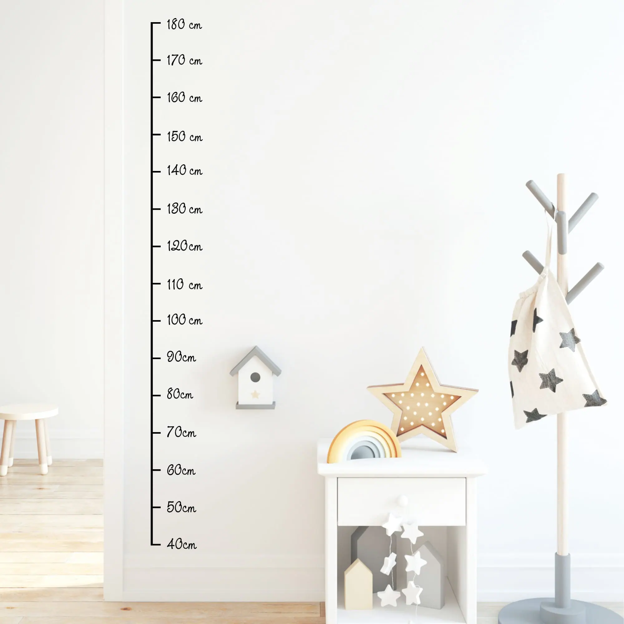 Auf dem Bild ist das Produkt: Wandtattoo Messlatte Kinderzimmer Maßband 40 – 180 cm ohne Hintergrundfolie Wandsticker, 10 cm Abstand zum Preis von €18.90 abgebildet.