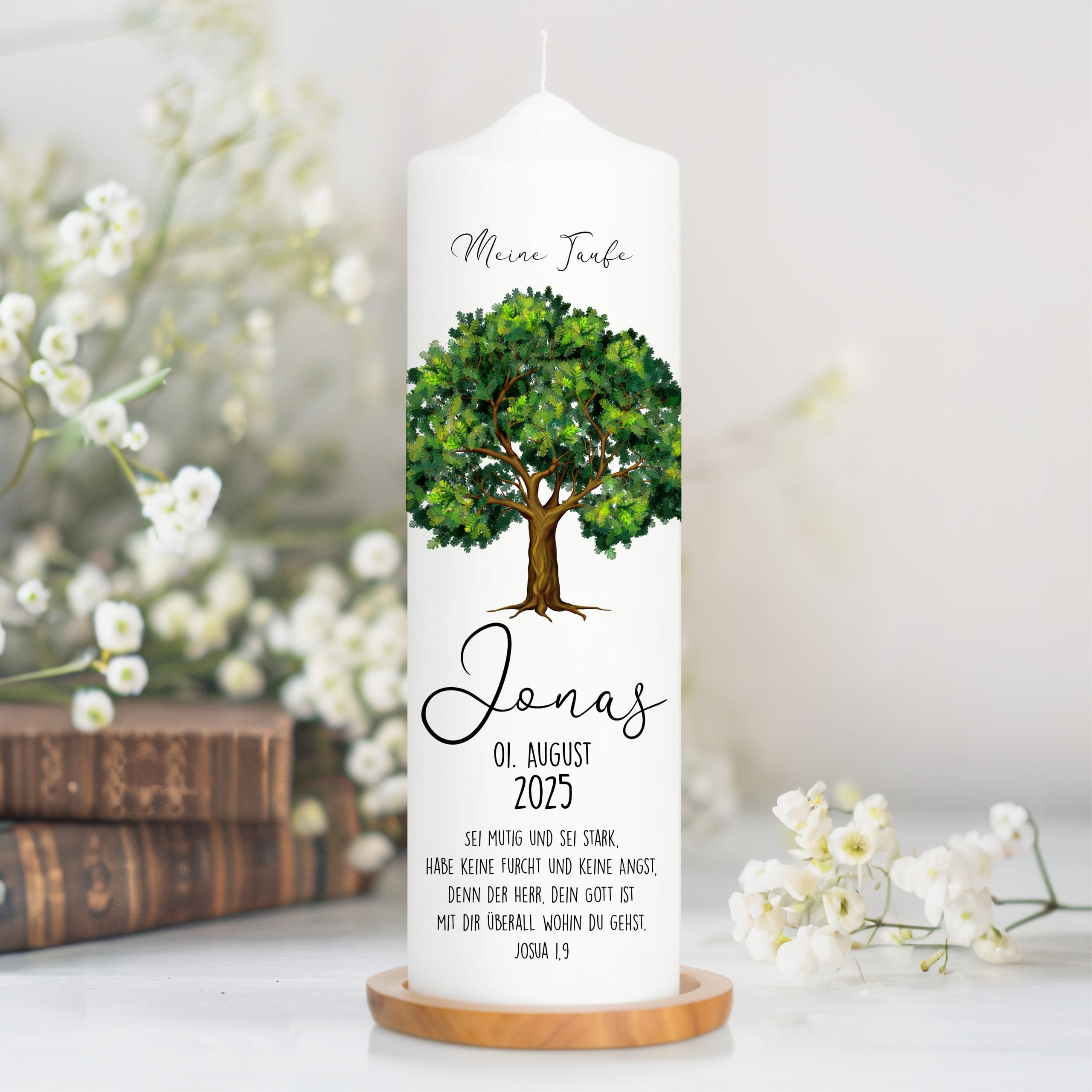 Auf dem Bild ist das Produkt: Taufkerze Junge Mädchen Lebensbaum Kerze Baum Eiche bedruckt mit Namen, Datum und auf Wunsch eigenem, vorgegebenem oder keinem Taufspruch zum Preis von €5.9 abgebildet.