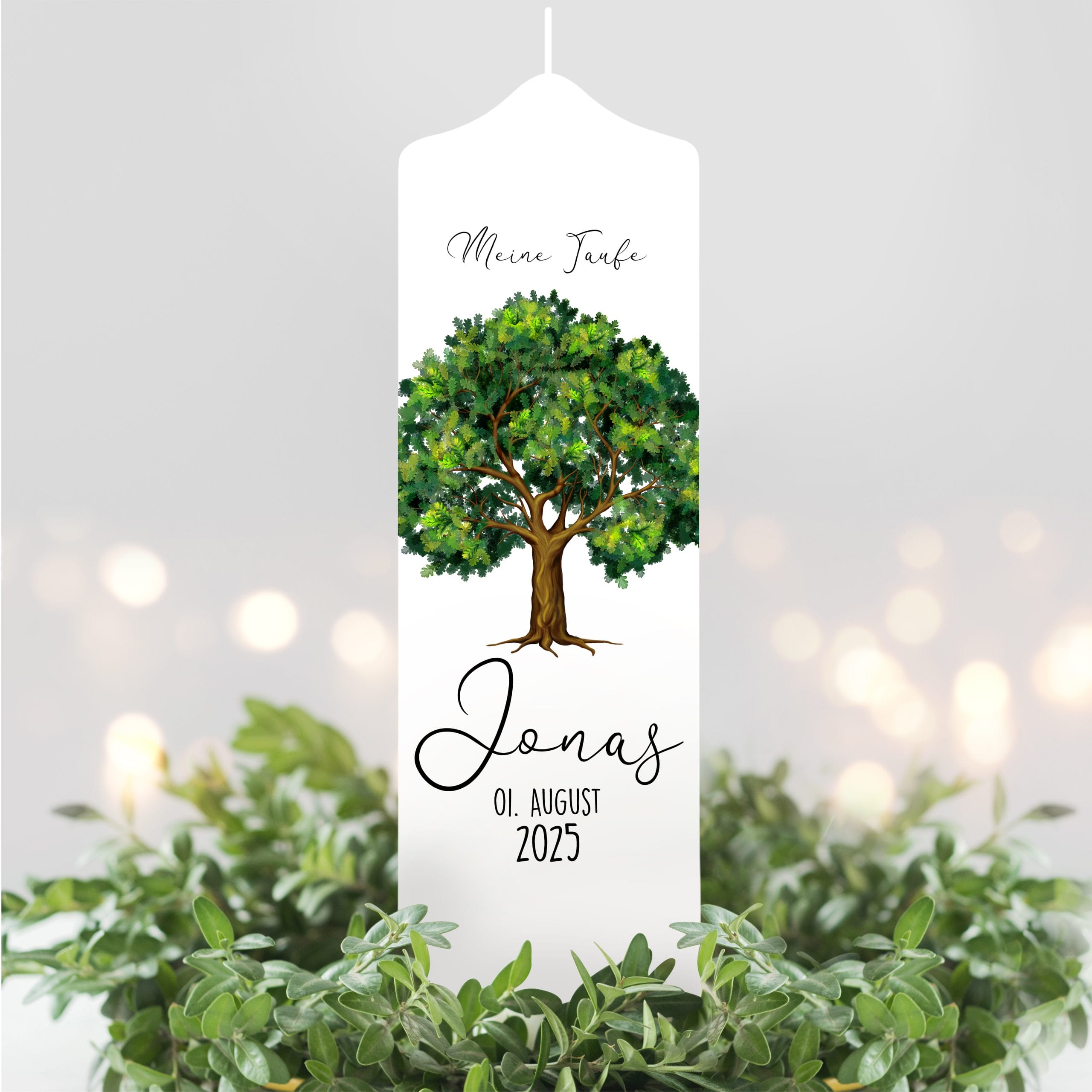 Auf dem Bild ist das Produkt: Taufkerze Junge Mädchen Lebensbaum Kerze Baum Eiche bedruckt mit Namen, Datum und auf Wunsch eigenem, vorgegebenem oder keinem Taufspruch zum Preis von €5.9 abgebildet.