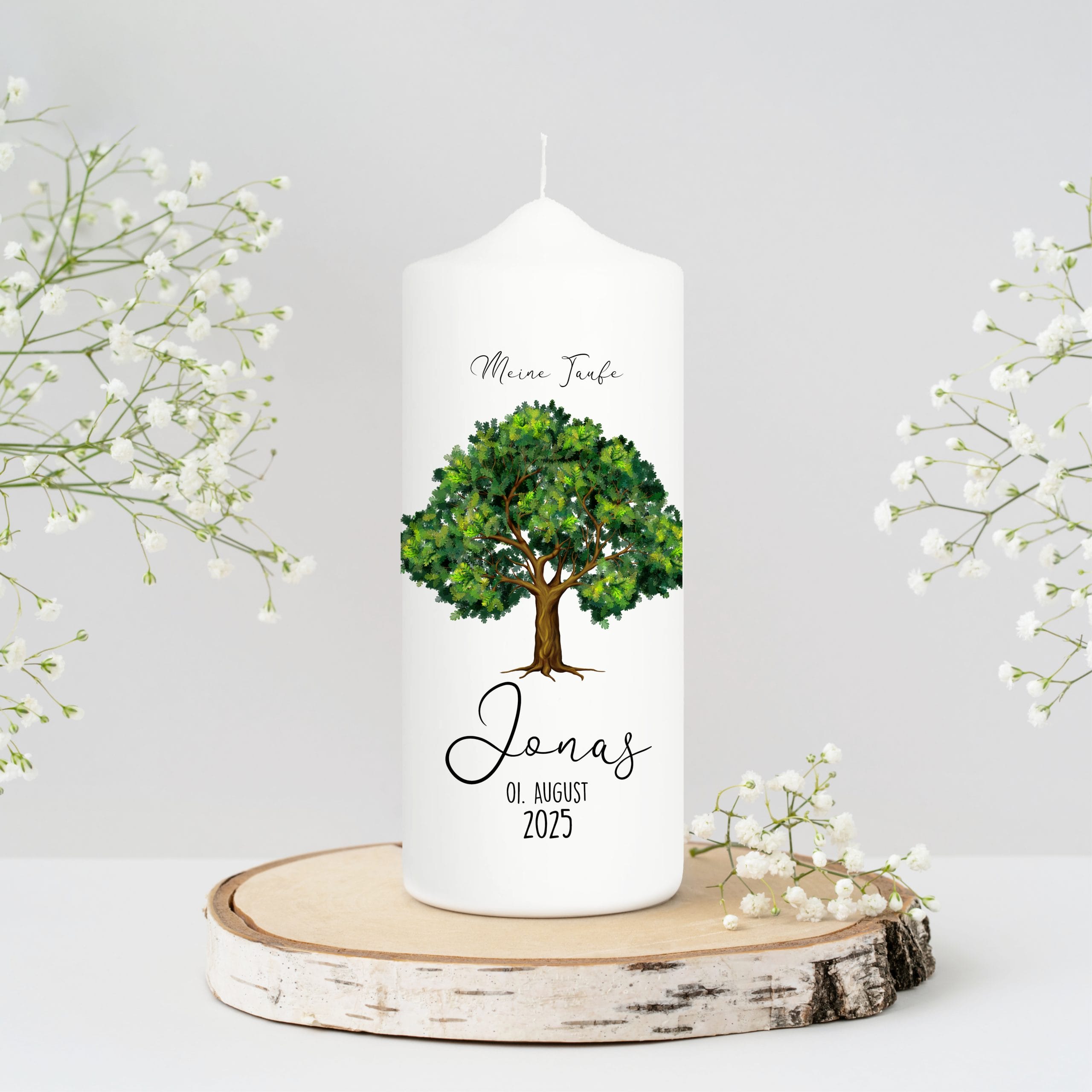 Auf dem Bild ist das Produkt: Taufkerze Junge Mädchen Lebensbaum Kerze Baum Eiche bedruckt mit Namen, Datum und auf Wunsch eigenem, vorgegebenem oder keinem Taufspruch zum Preis von €5.9 abgebildet.