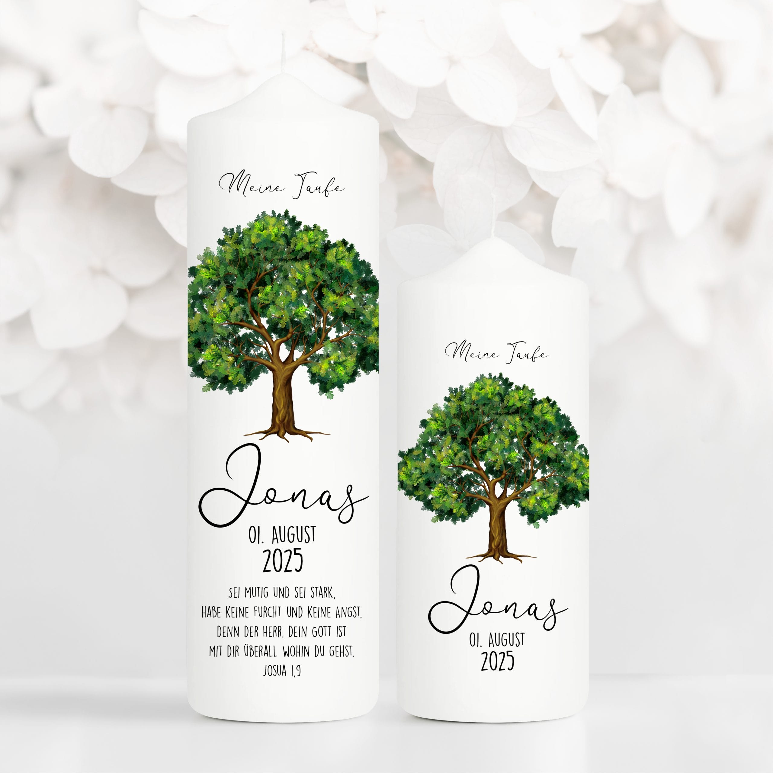 Auf dem Bild ist das Produkt: Taufkerze Junge Mädchen Lebensbaum Kerze Baum Eiche bedruckt mit Namen, Datum und auf Wunsch eigenem, vorgegebenem oder keinem Taufspruch zum Preis von €5.9 abgebildet.