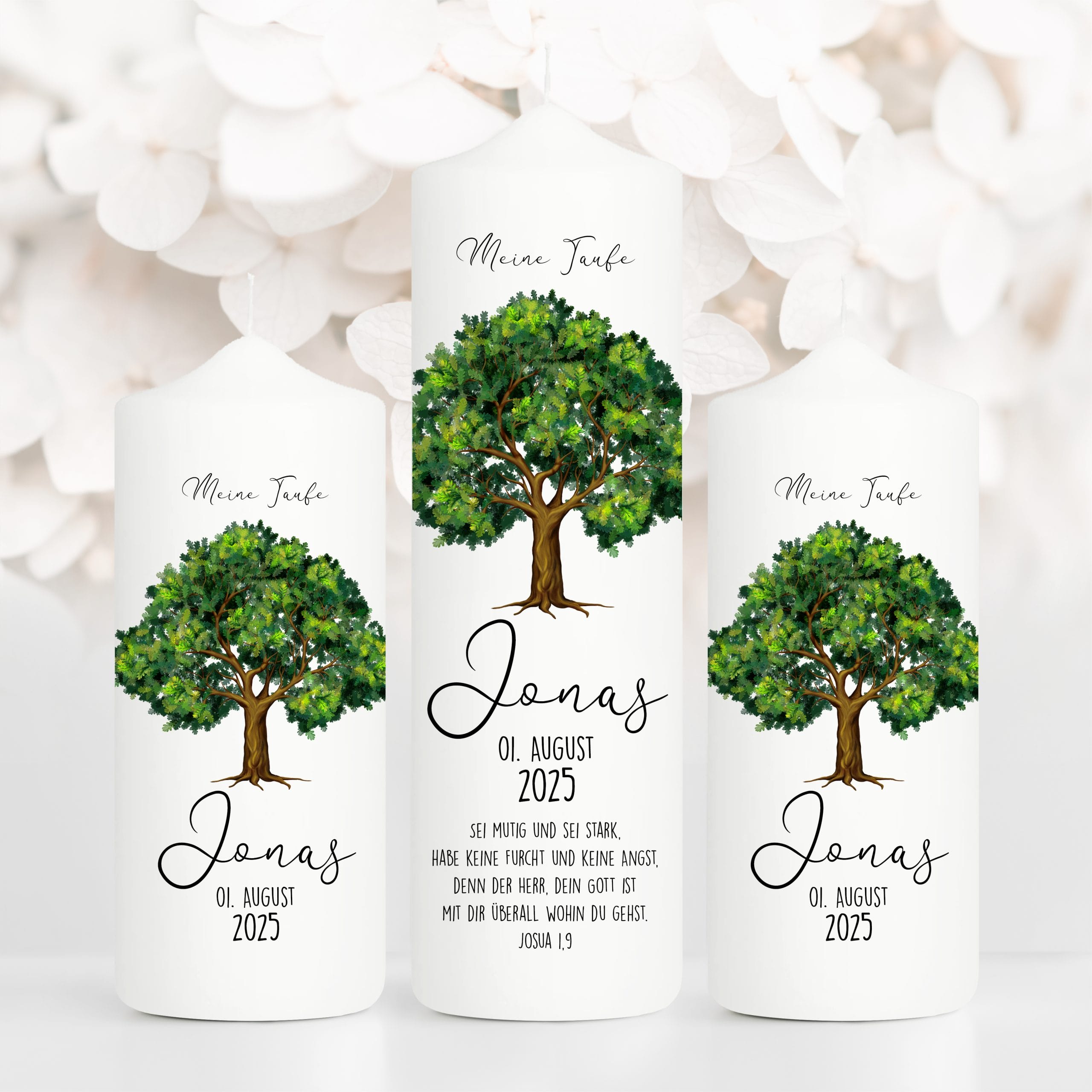 Auf dem Bild ist das Produkt: Taufkerze Junge Mädchen Lebensbaum Kerze Baum Eiche bedruckt mit Namen, Datum und auf Wunsch eigenem, vorgegebenem oder keinem Taufspruch zum Preis von €5.9 abgebildet.