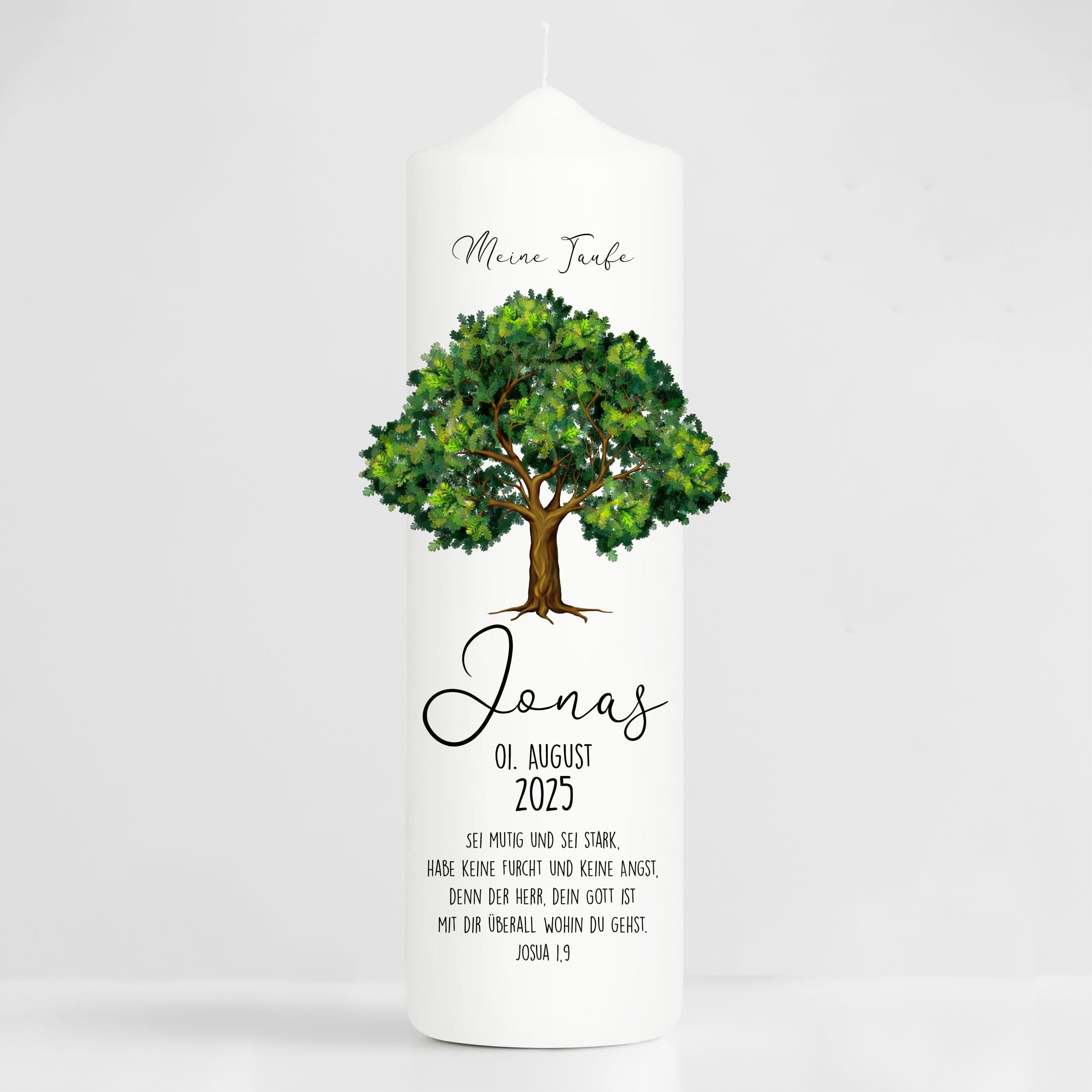 Auf dem Bild ist das Produkt: Taufkerze Junge Mädchen Lebensbaum Kerze Baum Eiche bedruckt mit Namen, Datum und auf Wunsch eigenem, vorgegebenem oder keinem Taufspruch zum Preis von €5.9 abgebildet.
