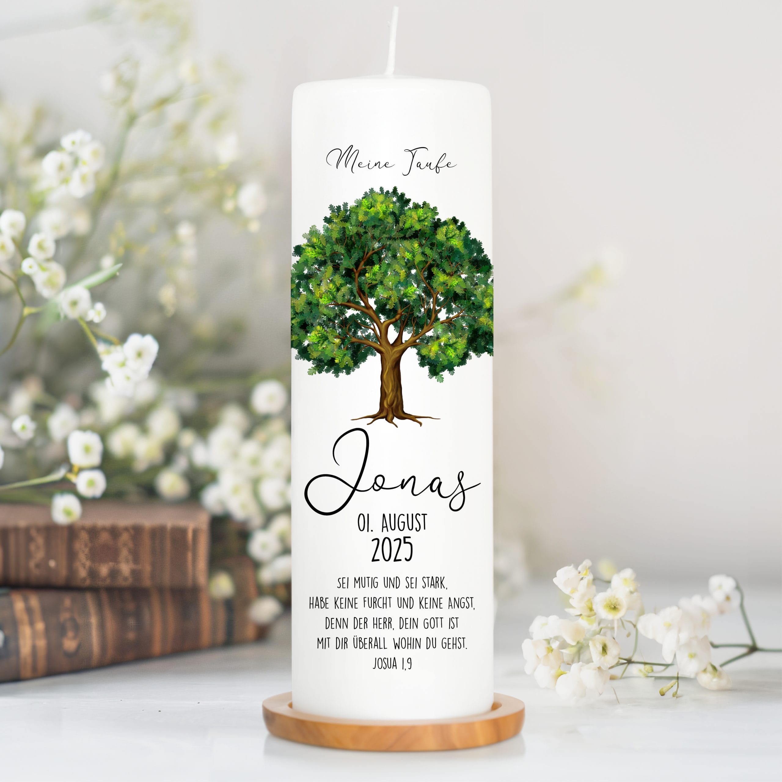 Auf dem Bild ist das Produkt: Taufkerze Junge Mädchen Lebensbaum Kerze Baum Eiche bedruckt mit Namen, Datum und auf Wunsch eigenem, vorgegebenem oder keinem Taufspruch zum Preis von €5.9 abgebildet.