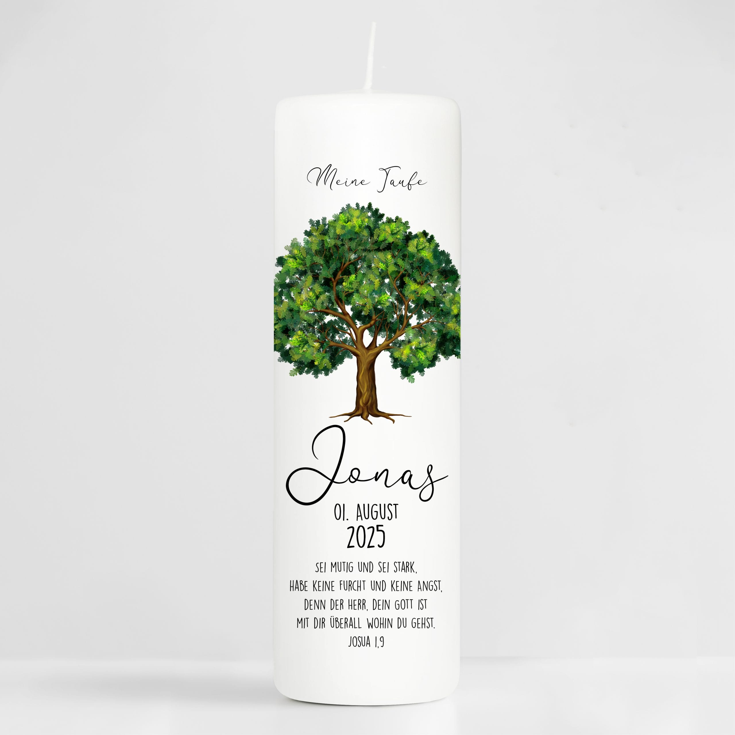 Auf dem Bild ist das Produkt: Taufkerze Junge Mädchen Lebensbaum Kerze Baum Eiche bedruckt mit Namen, Datum und auf Wunsch eigenem, vorgegebenem oder keinem Taufspruch zum Preis von €5.9 abgebildet.