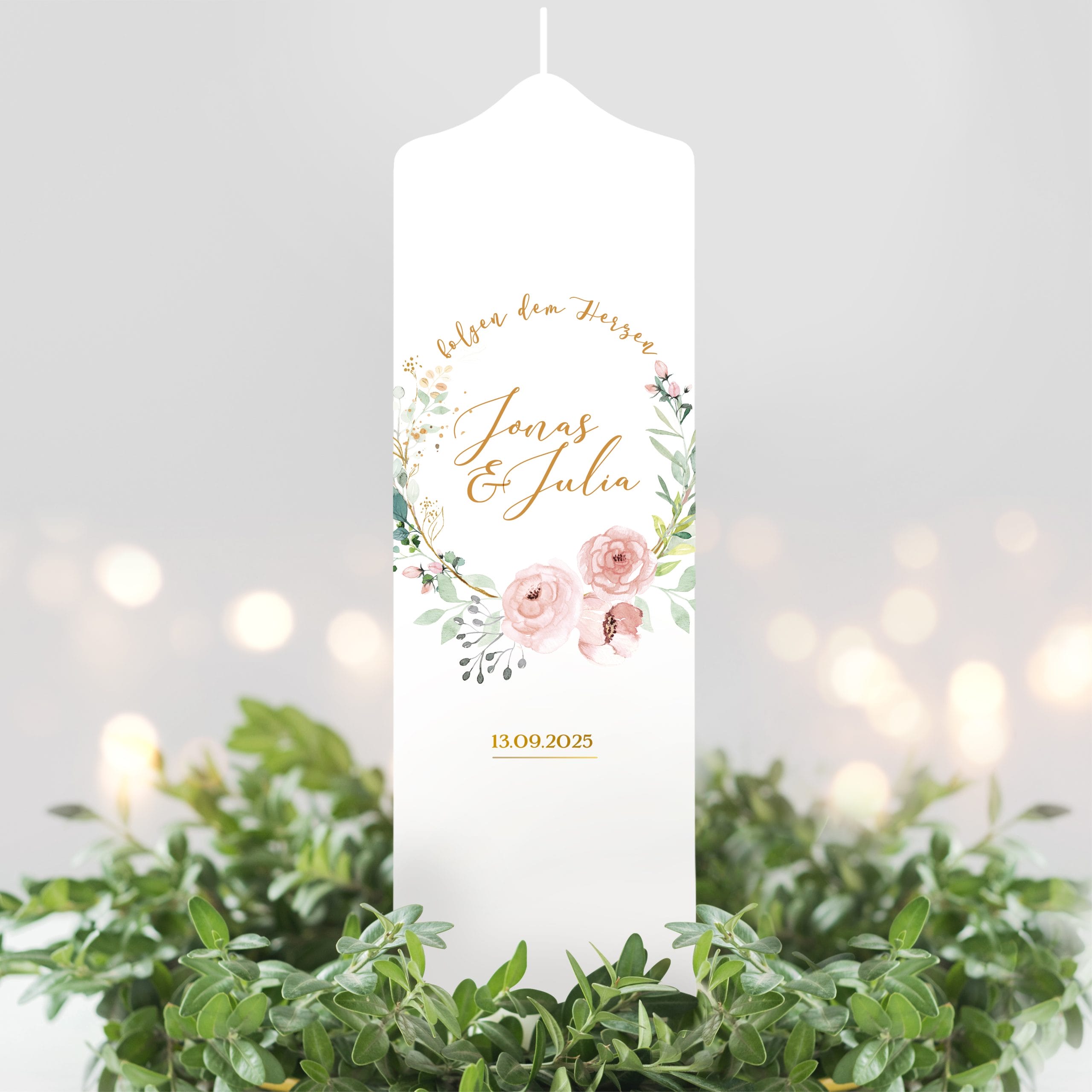 Auf dem Bild ist das Produkt: Weiße Hochzeitskerze personalisierbar Rahmen aus Blüten und Blättern personalisiert Hochzeitsgeschenk Valentinstagsgeschenk zum Preis von €5.9 abgebildet.