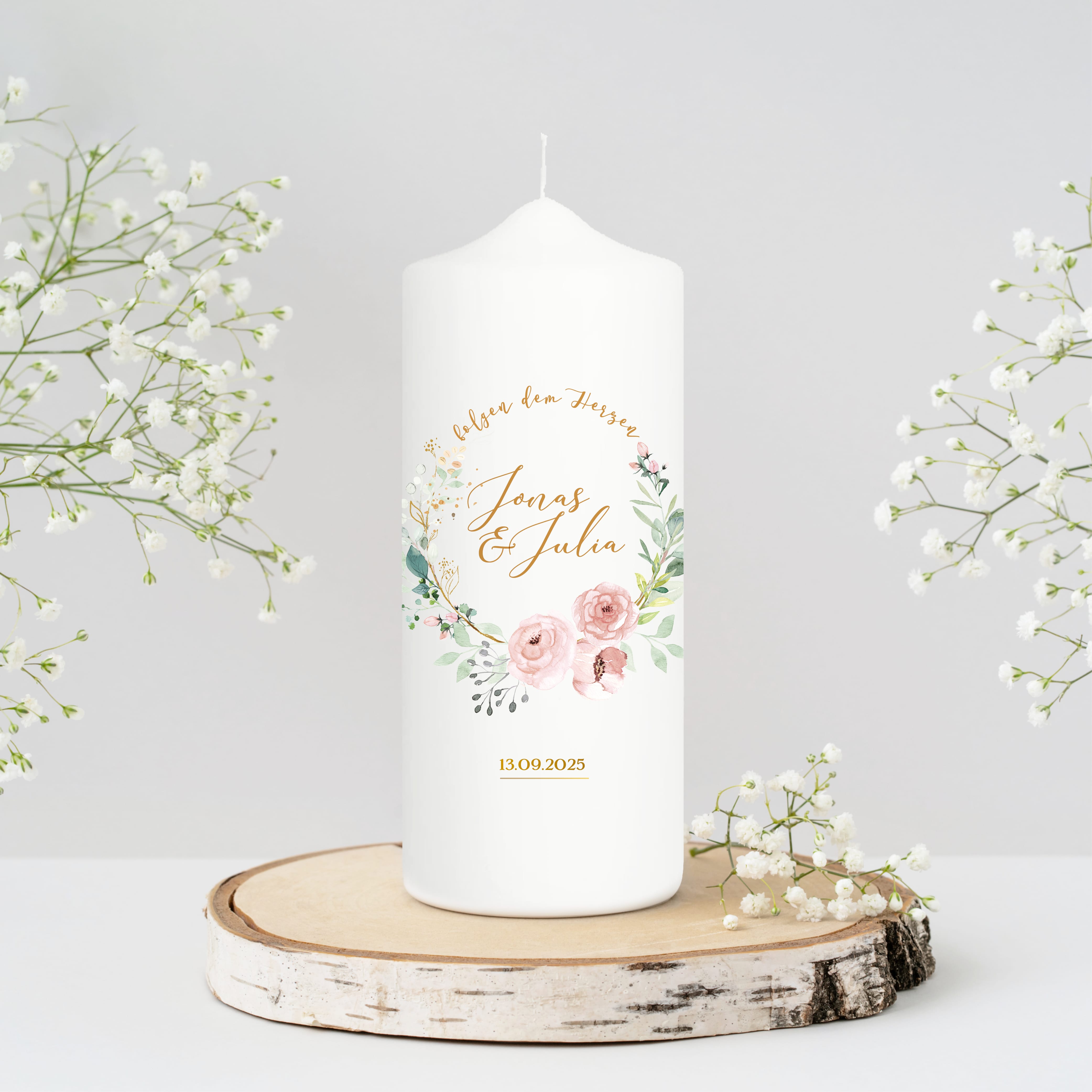 Auf dem Bild ist das Produkt: Hochzeitskerze Rosen Kranz weiße Kerze verziert mit einem Rahmen mit grünen Blättern und rosa Blüten, personalisiertes Geschenk Hochzeit zum Preis von €6.4 abgebildet.