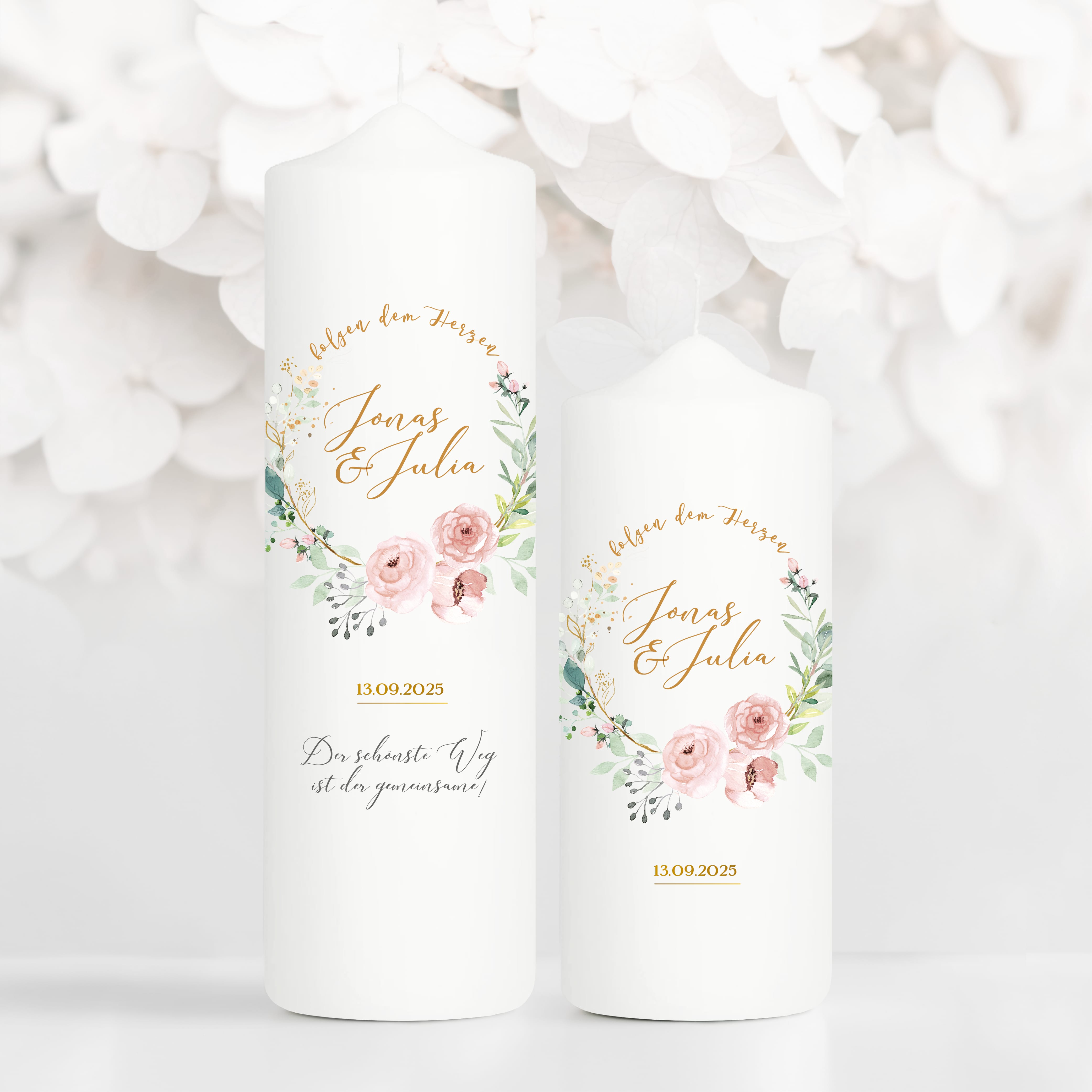 Auf dem Bild ist das Produkt: Hochzeitskerze Rosen Kranz weiße Kerze verziert mit einem Rahmen mit grünen Blättern und rosa Blüten, personalisiertes Geschenk Hochzeit zum Preis von €6.4 abgebildet.