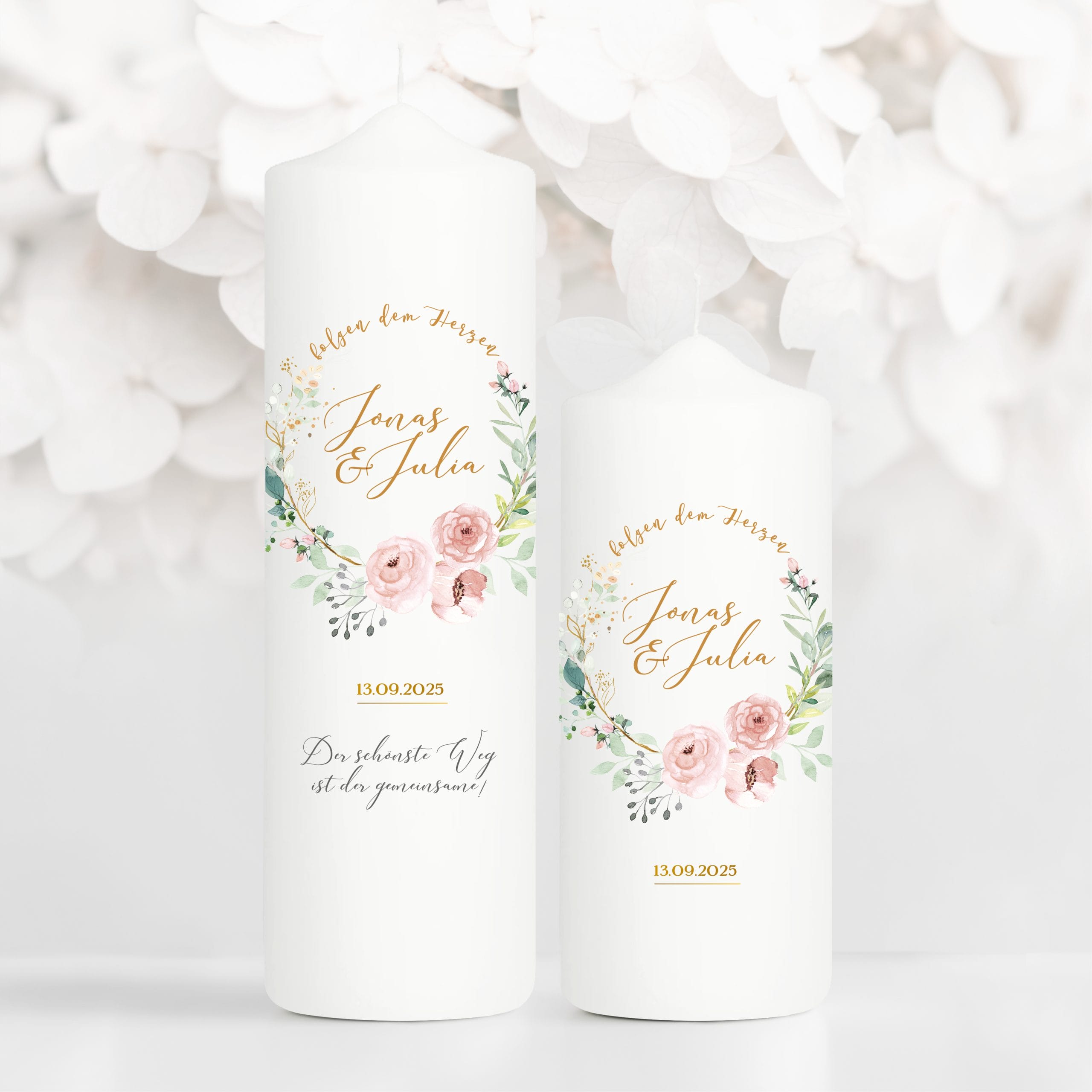 Auf dem Bild ist das Produkt: Weiße Hochzeitskerze personalisierbar Rahmen aus Blüten und Blättern personalisiert Hochzeitsgeschenk Valentinstagsgeschenk zum Preis von €5.9 abgebildet.