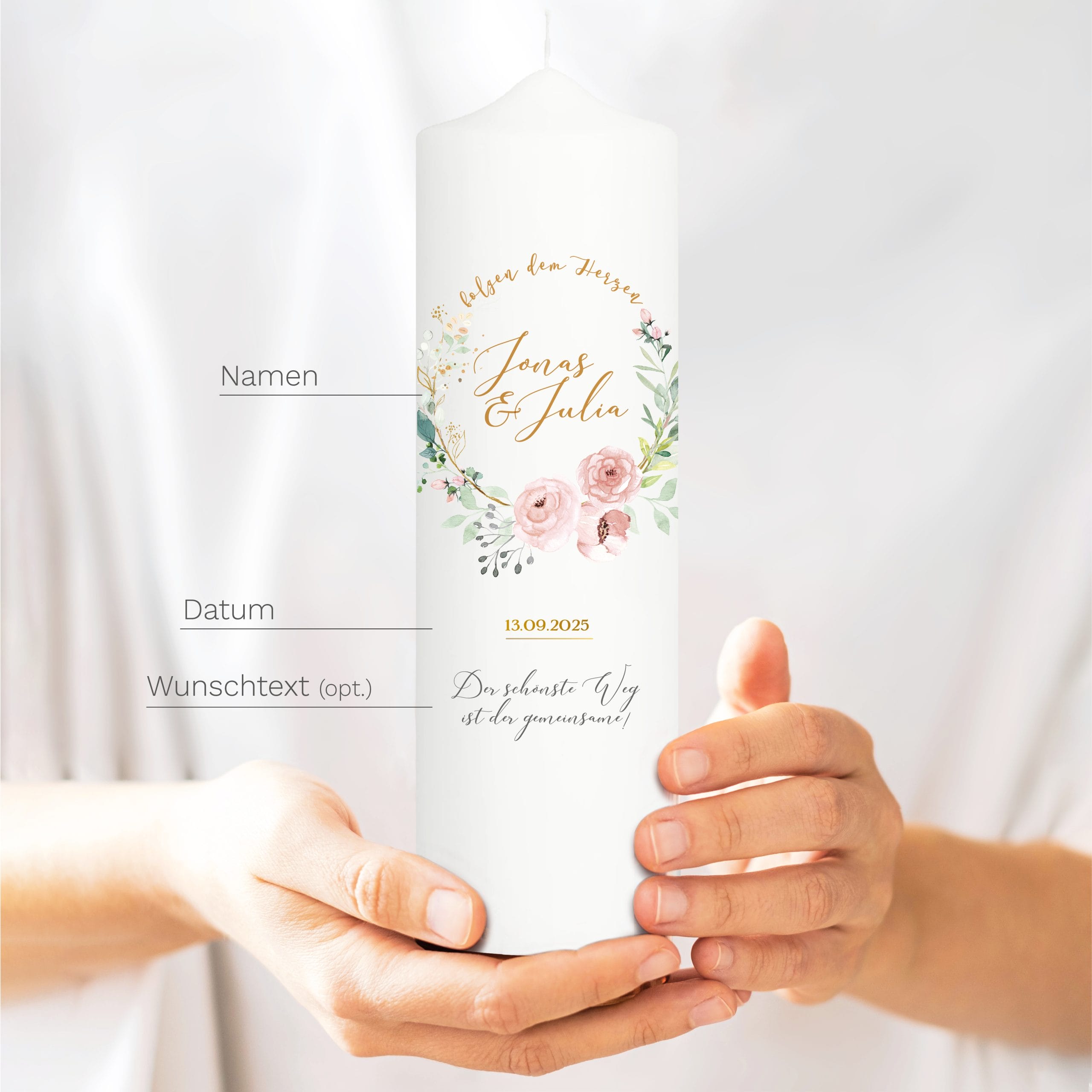 Auf dem Bild ist das Produkt: Weiße Hochzeitskerze personalisierbar Rahmen aus Blüten und Blättern personalisiert Hochzeitsgeschenk Valentinstagsgeschenk zum Preis von €5.9 abgebildet.