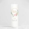 Auf dem Bild ist das Produkt: Hochzeitskerze Rosen Kranz weiße Kerze verziert mit einem Rahmen mit grünen Blättern und rosa Blüten, personalisiertes Geschenk Hochzeit zum Preis von €6.4 abgebildet.