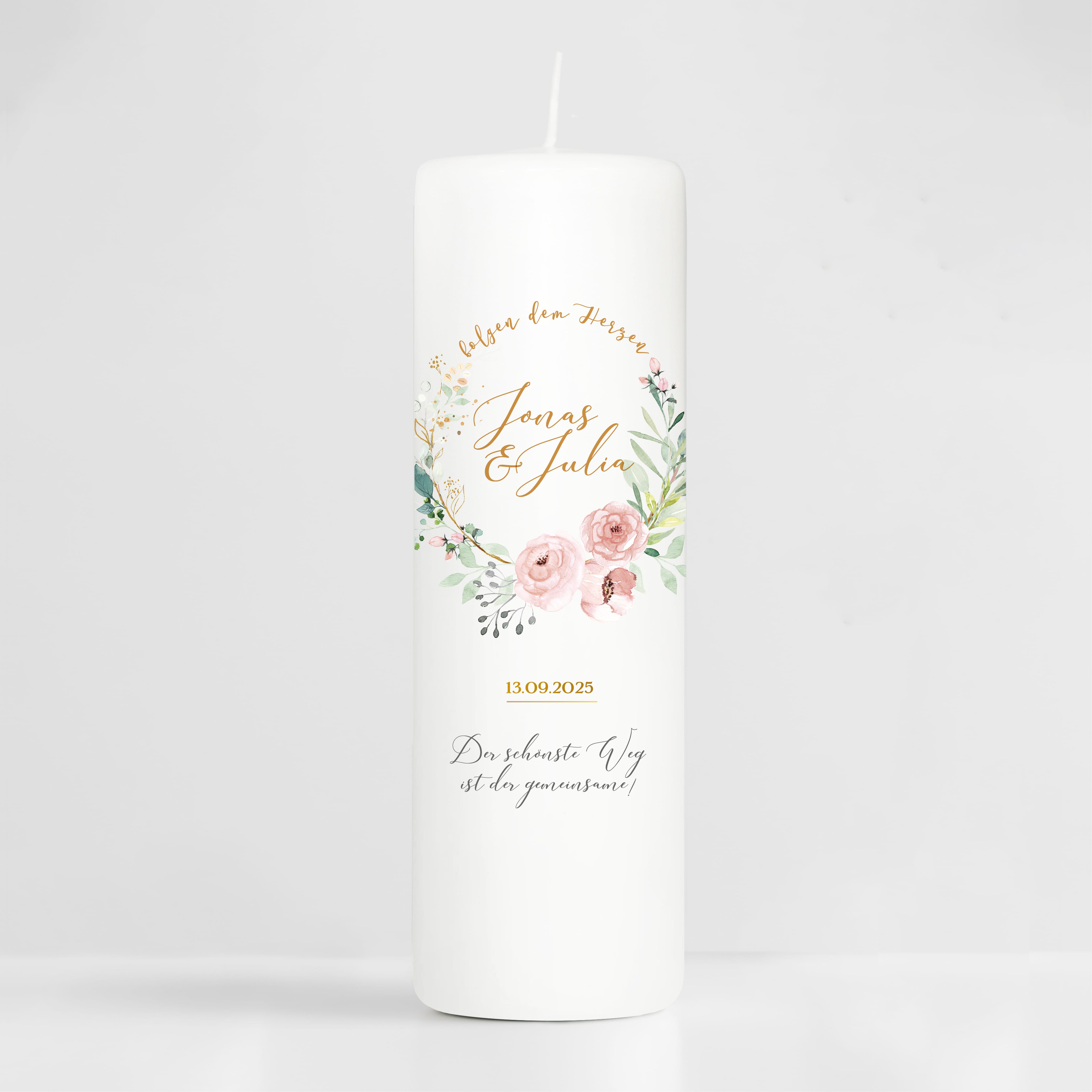 Auf dem Bild ist das Produkt: Hochzeitskerze Rosen Kranz weiße Kerze verziert mit einem Rahmen mit grünen Blättern und rosa Blüten, personalisiertes Geschenk Hochzeit zum Preis von €6.4 abgebildet.