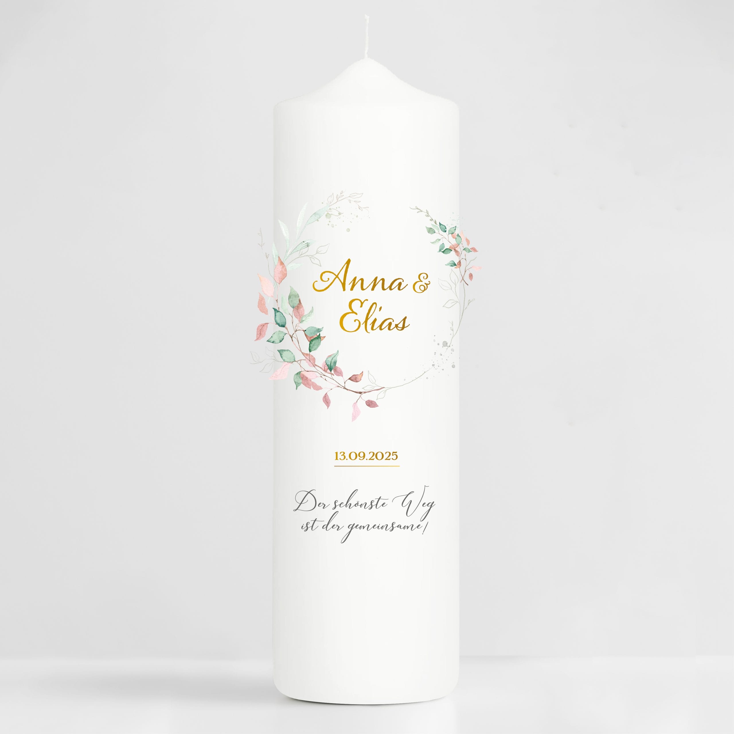 Auf dem Bild ist das Produkt: Weiße Hochzeitskerze personalisierbar Hochzeitstag Hochzeit Blätterkranz personalisiert Hochzeitsgeschenk Spruch, Valentinstagsgeschenk zum Preis von €5.9 abgebildet.
