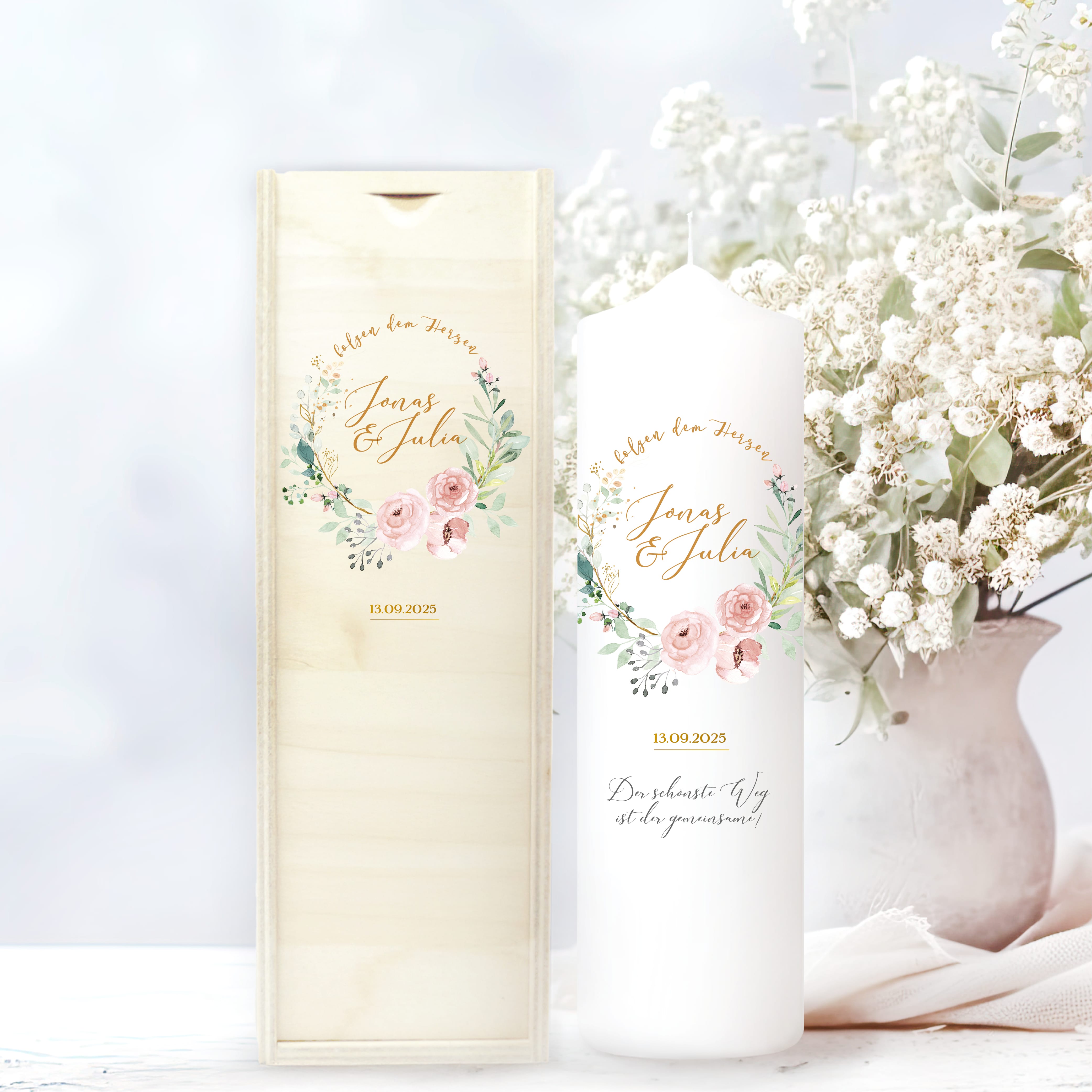 Hochzeitskerze Rosen Kranz weiße Kerze verziert mit einem Rahmen mit grünen Blättern und rosa Blüten, personalisiertes Geschenk Hochzeit