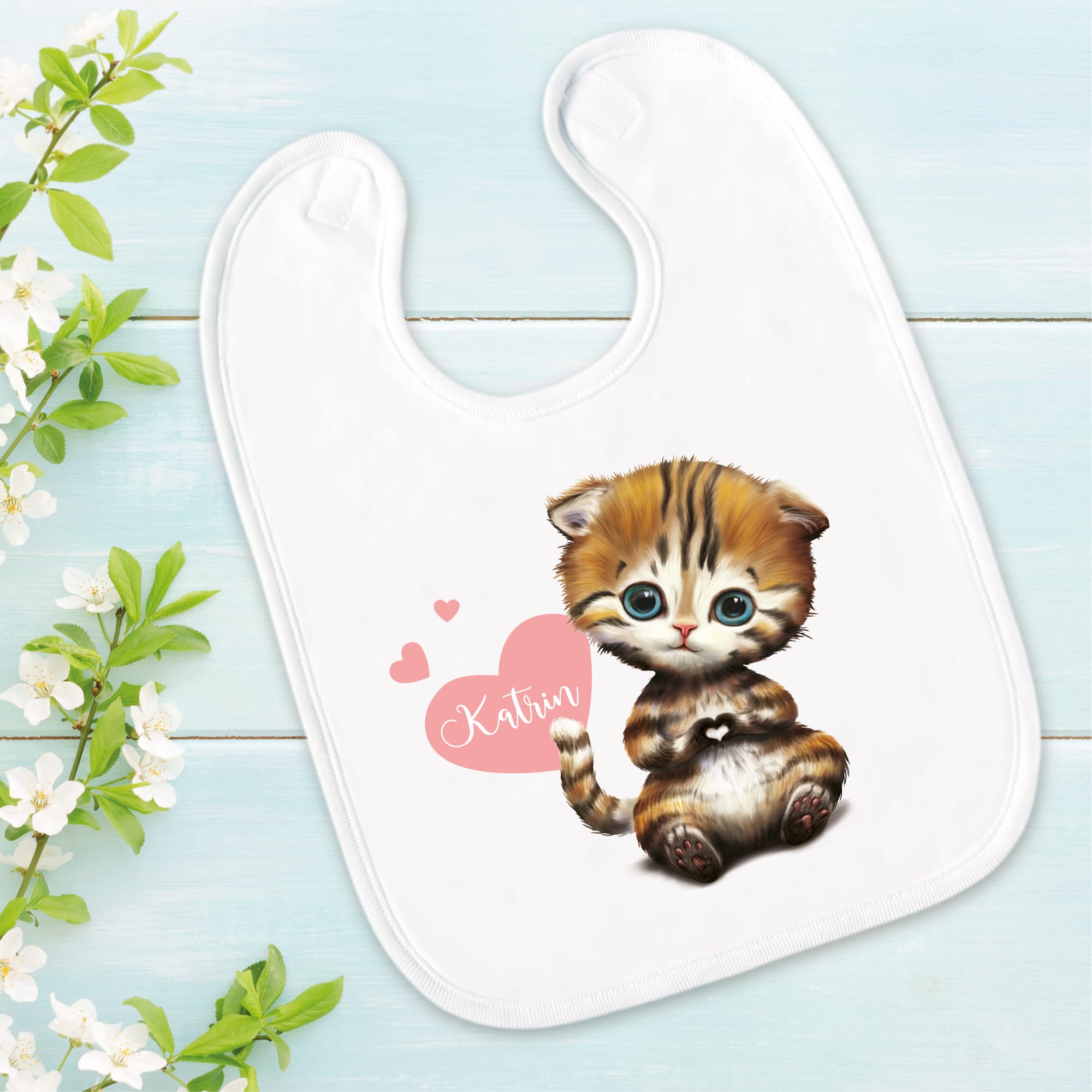 Auf dem Bild ist das Produkt: Bedrucktes Babylätzchen Katze Kätzchen Herz mit Klettverschluss Wunschnamen Individuell Kinder Lätzchen Kleinkind zum Preis von €14.90 abgebildet.