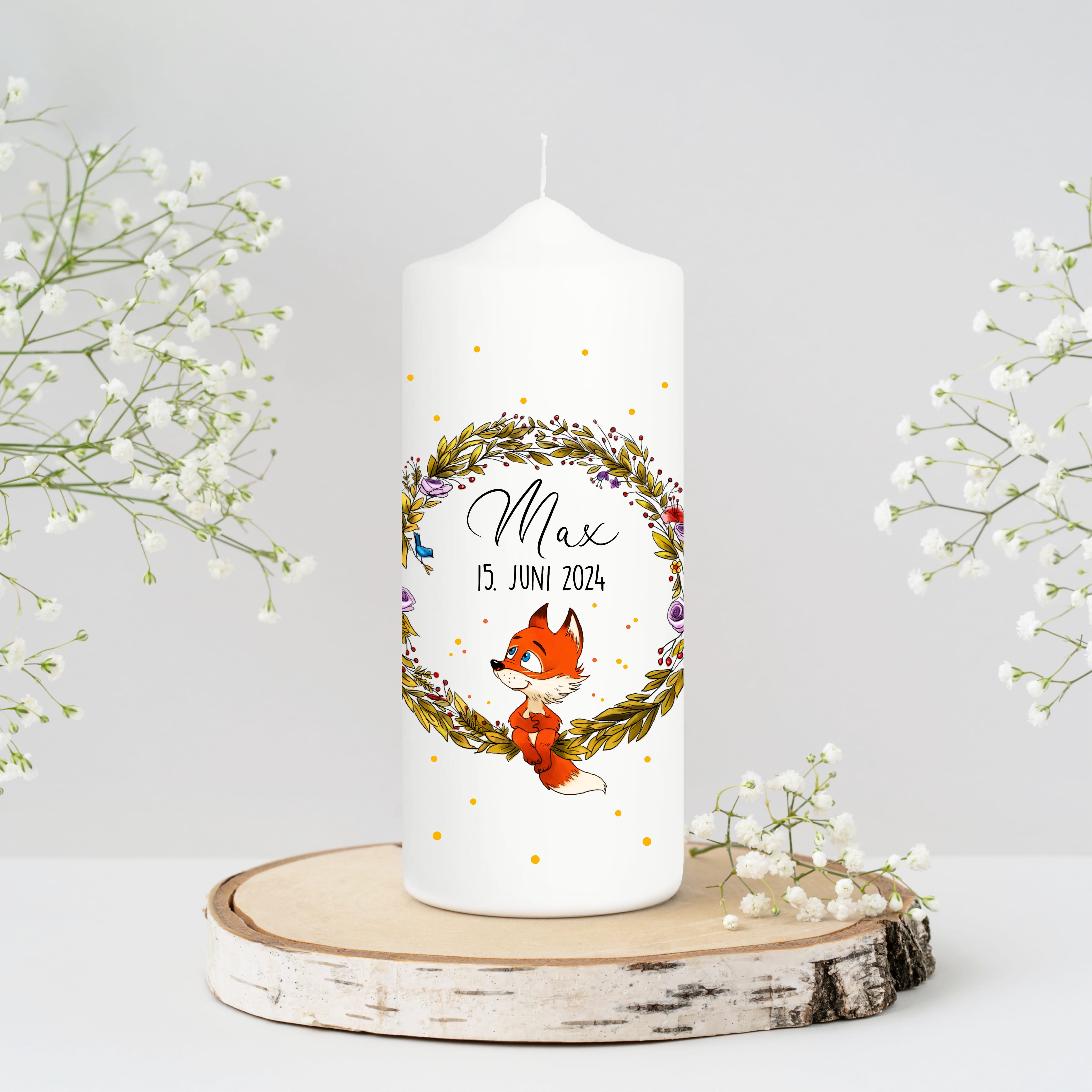 Auf dem Bild ist das Produkt: Taufkerze Kerze zur Taufe oder Geburt personalisiert Blumenkranz Fuchs mit Name Datum Taufspruch zum Preis von €5.90 abgebildet.