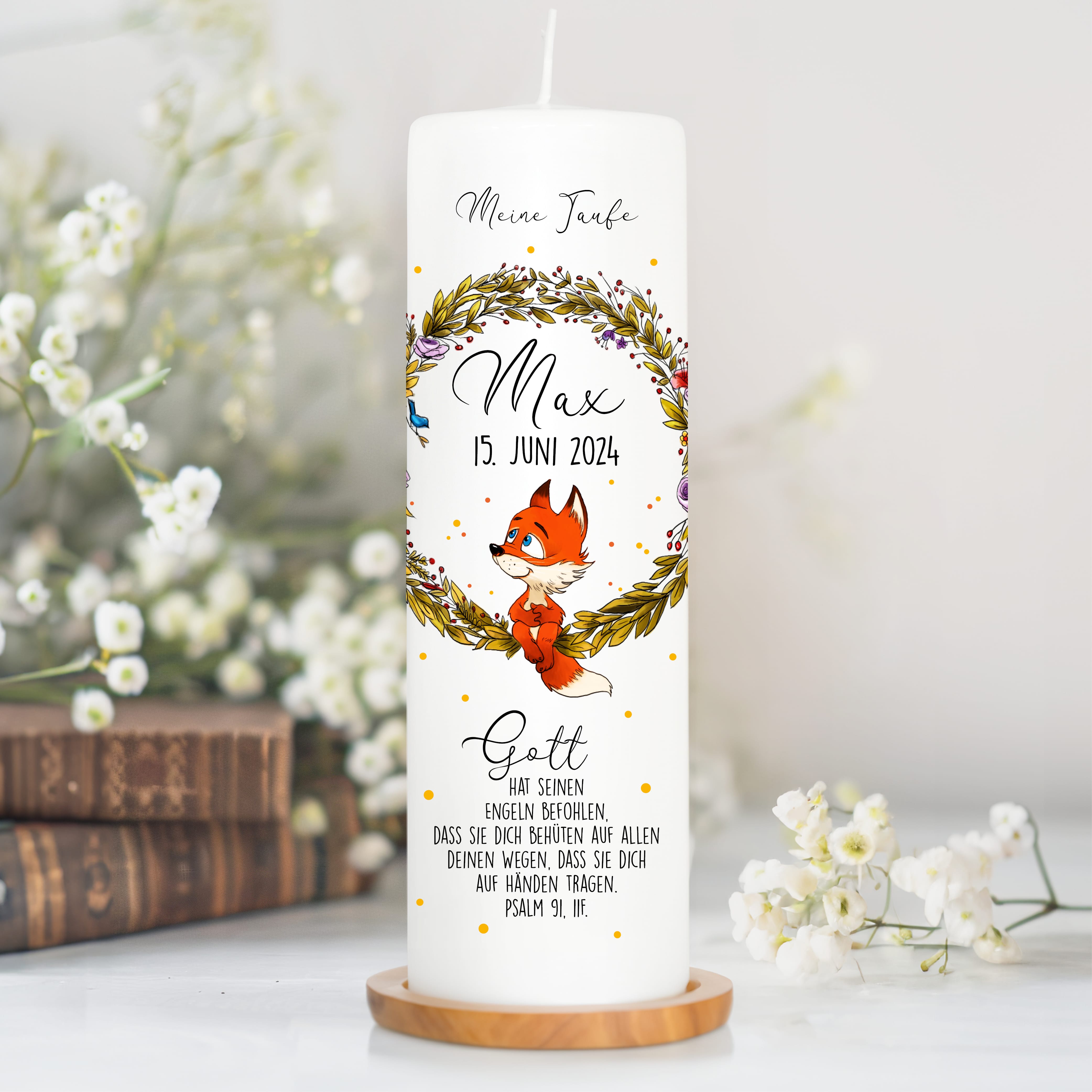 Auf dem Bild ist das Produkt: Taufkerze Kerze zur Taufe oder Geburt personalisiert Blumenkranz Fuchs mit Name Datum Taufspruch zum Preis von €5.90 abgebildet.