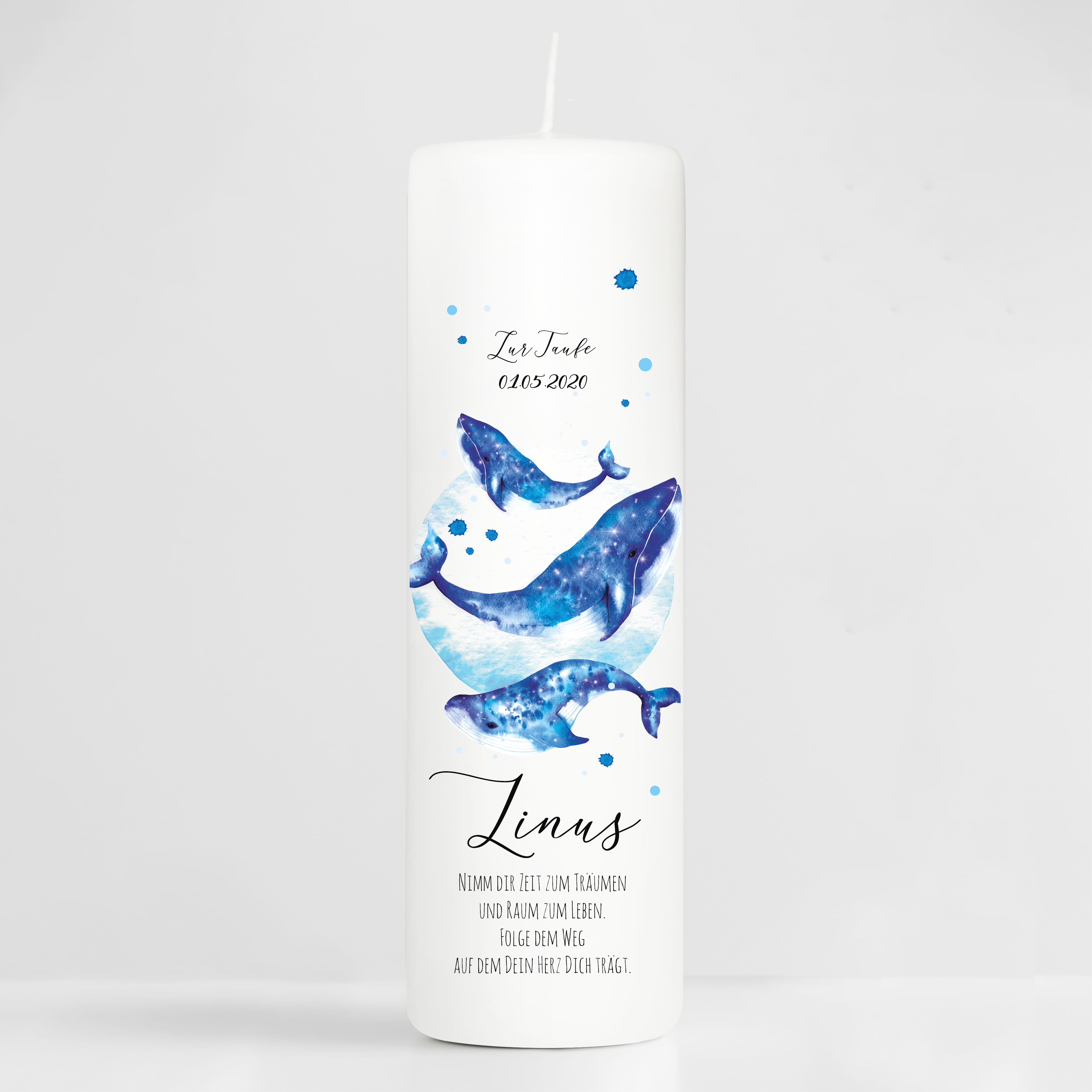 Auf dem Bild ist das Produkt: Taufkerze Junge Mädchen Wal Baby Kerze zur Taufe mit Namen, Datum und eigenem, vorgegebenem oder keinem Taufspruch zum Preis von €6.4 abgebildet.