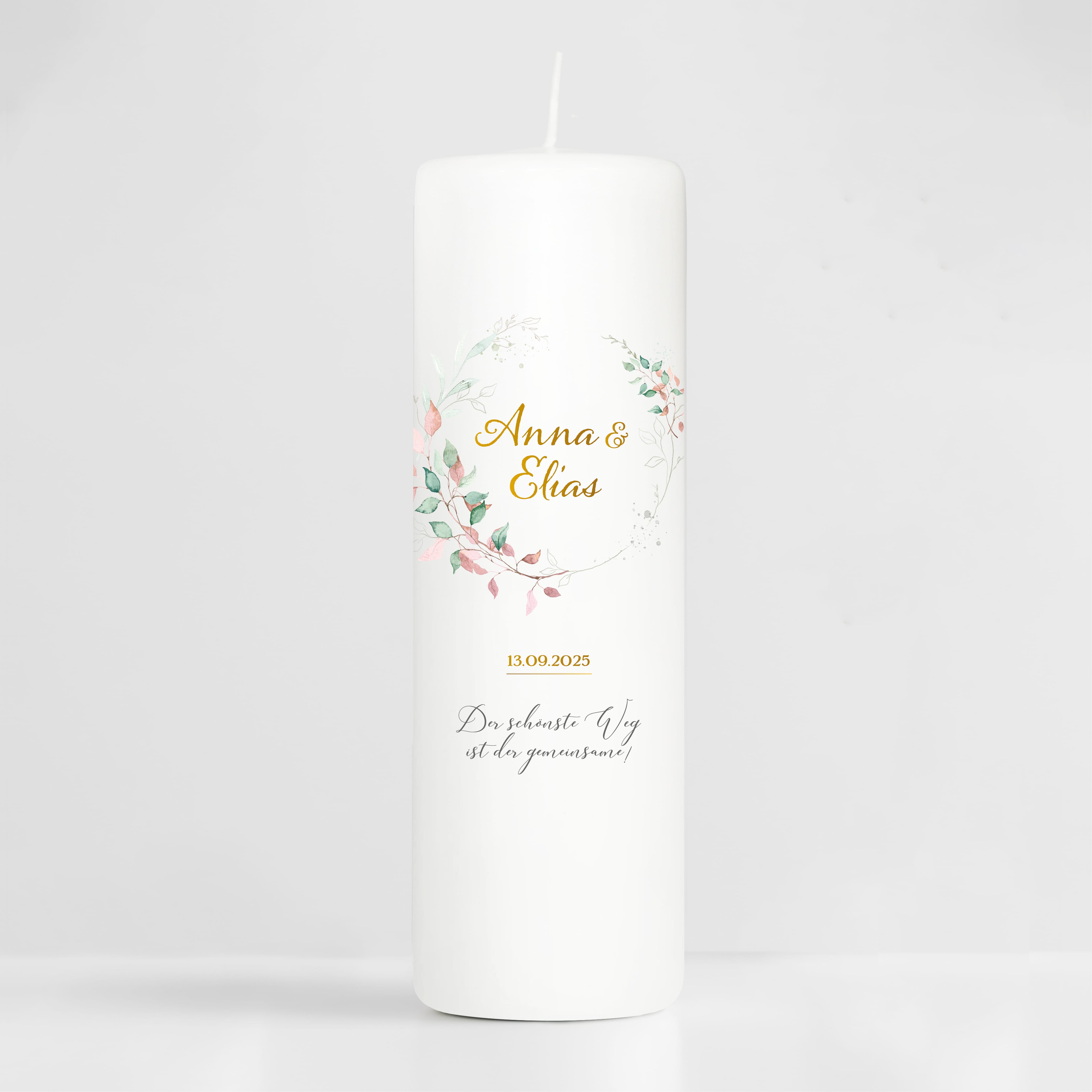 Auf dem Bild ist das Produkt: Hochzeitskerze Hochzeitstag verziert mit Rahmen aus grünen Blättern personalisiertes Geschenk Kerze Hochzeit Jubiläum zum Preis von €6.4 abgebildet.