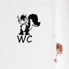 Auf dem Bild ist das Produkt: Türaufkleber Bad WC Stinktier mit Schriftzug Badezimmer Türschild selbstklebend, rückstandslos entfernbare Dekoration, 30 Farben zur Auswahl zum Preis von €13.90 abgebildet.