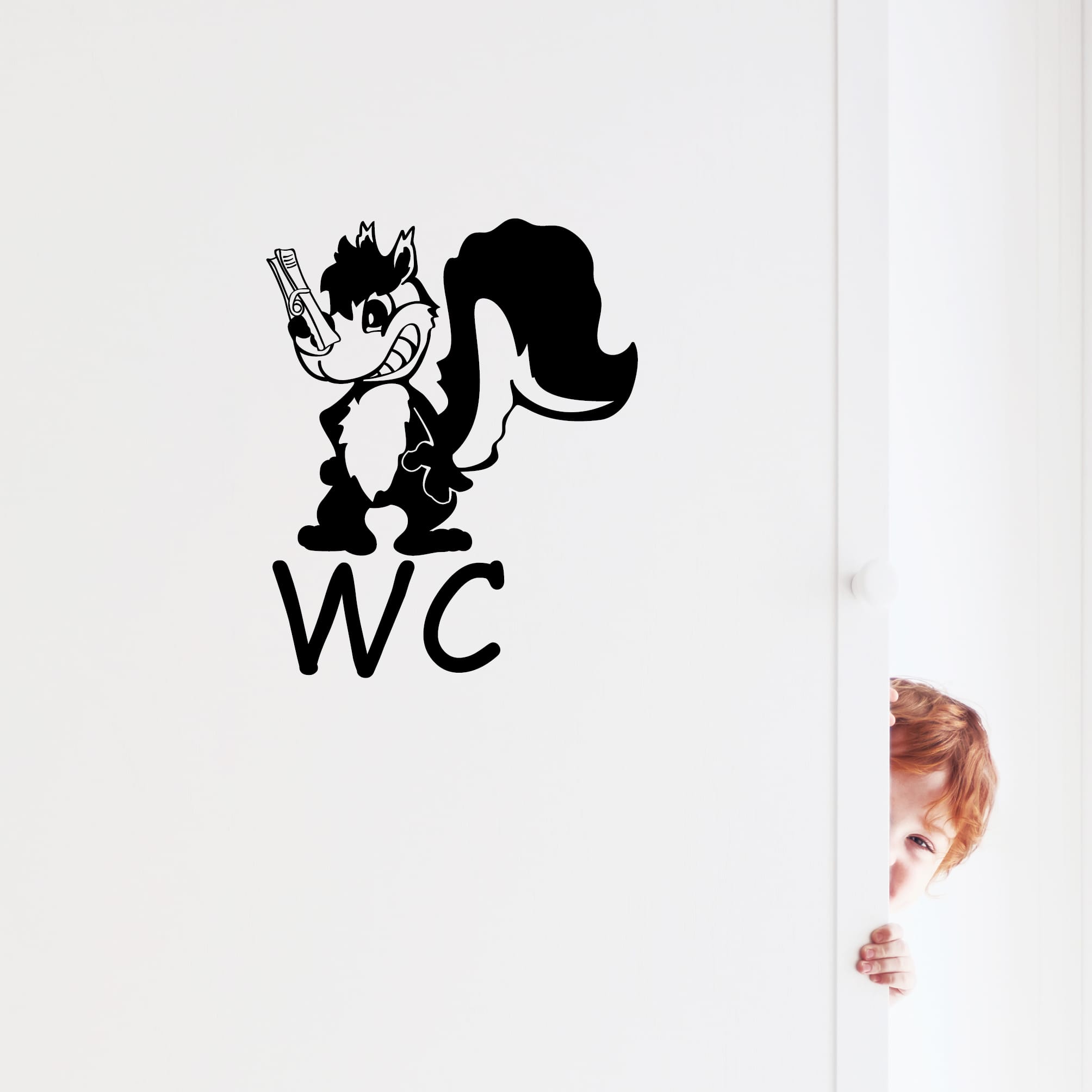 Auf dem Bild ist das Produkt: Türaufkleber Bad WC Stinktier mit Schriftzug Badezimmer Türschild selbstklebend, rückstandslos entfernbare Dekoration, 30 Farben zur Auswahl zum Preis von €13.90 abgebildet.