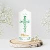 Auf dem Bild ist das Produkt: Taufkerze Blätterkreuz grün Junge oder Mädchen Heiliges Kreuz Blätter Kerze zur Taufe mit Namen zum Preis von €6.40 abgebildet.