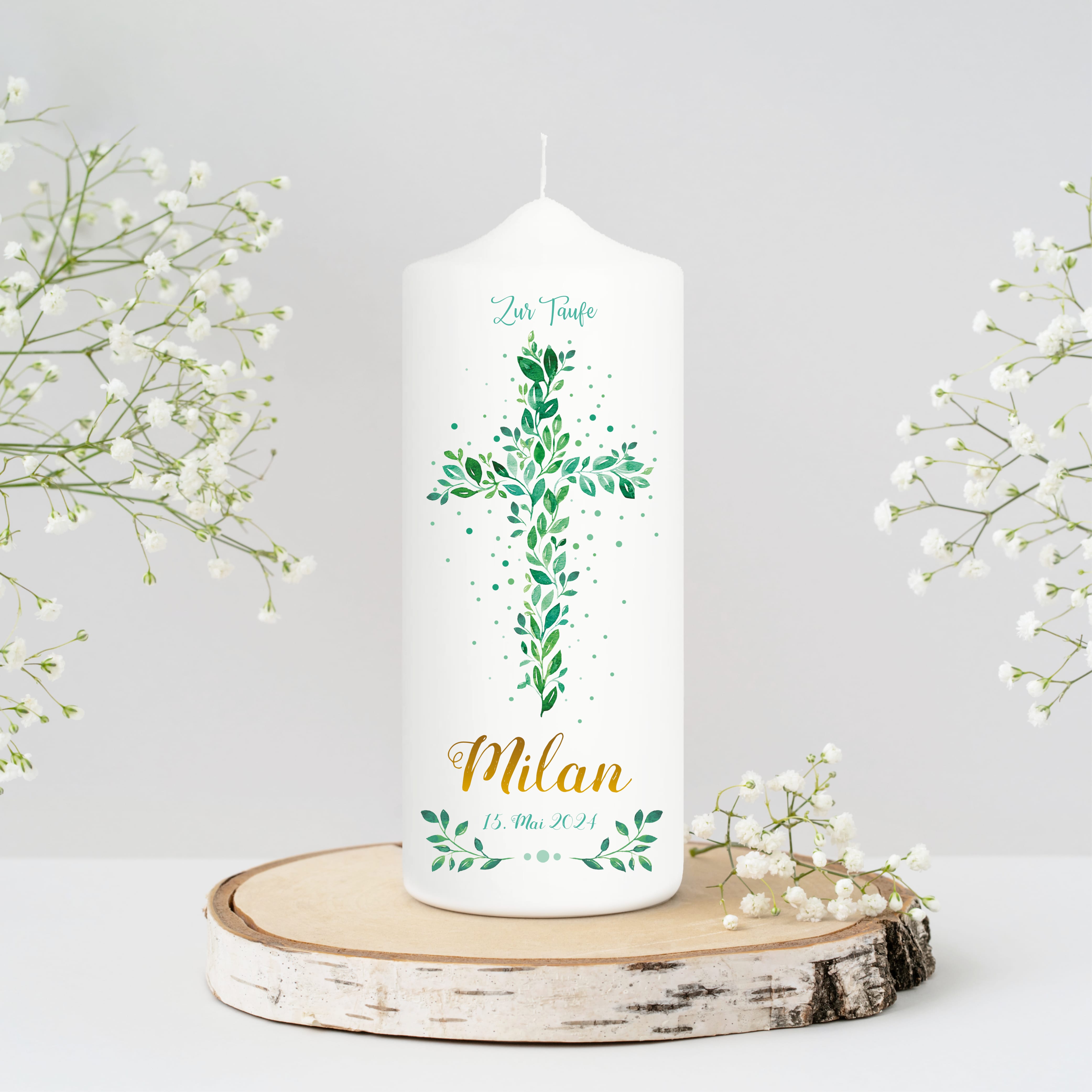 Auf dem Bild ist das Produkt: Taufkerze Blätterkreuz grün Junge oder Mädchen Heiliges Kreuz Blätter Kerze zur Taufe mit Namen zum Preis von €6.40 abgebildet.