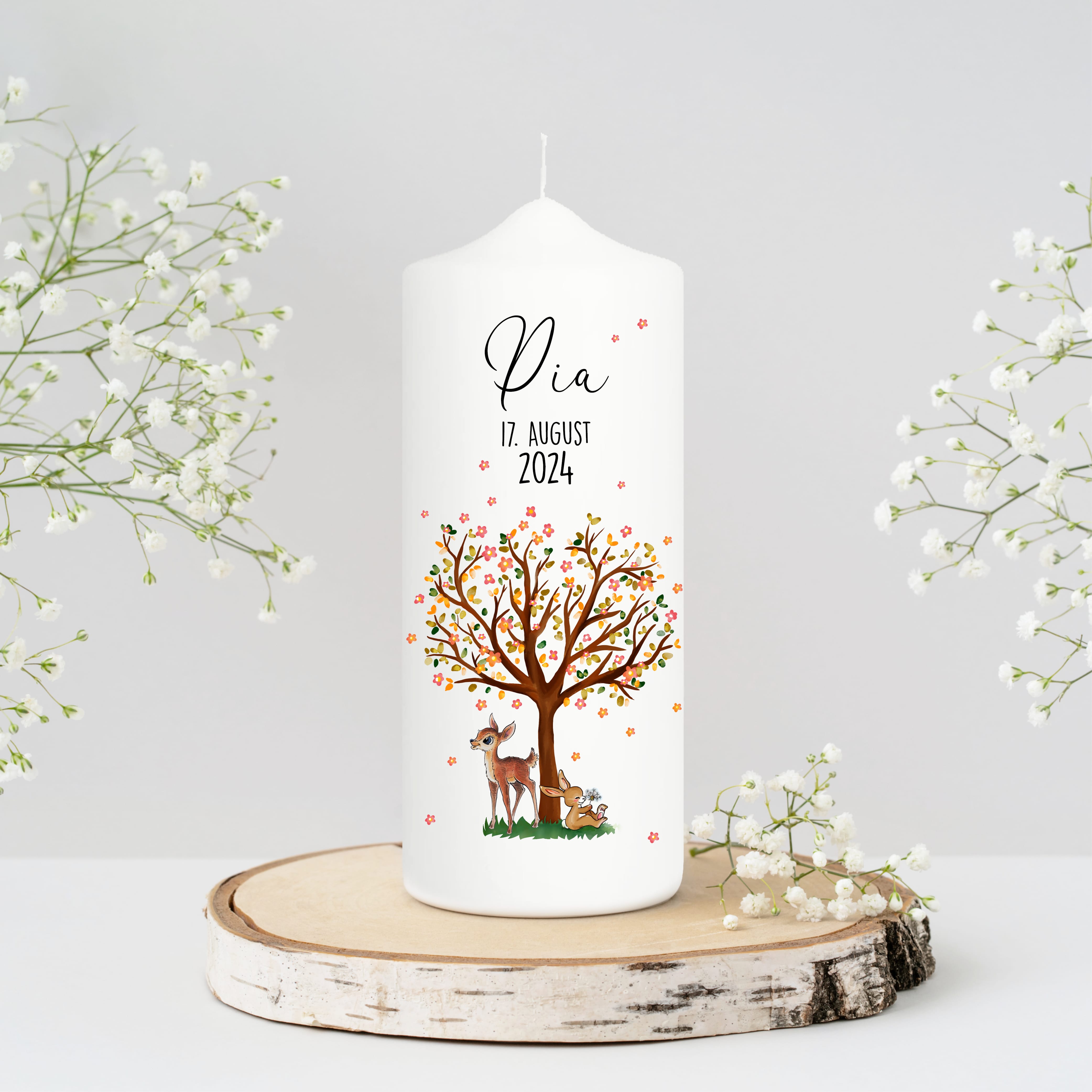 Auf dem Bild ist das Produkt: Taufkerze Lebensbaum Reh Hase Kerze zur Taufe Baum Taufspruch individualisierbar zum Preis von €6.40 abgebildet.